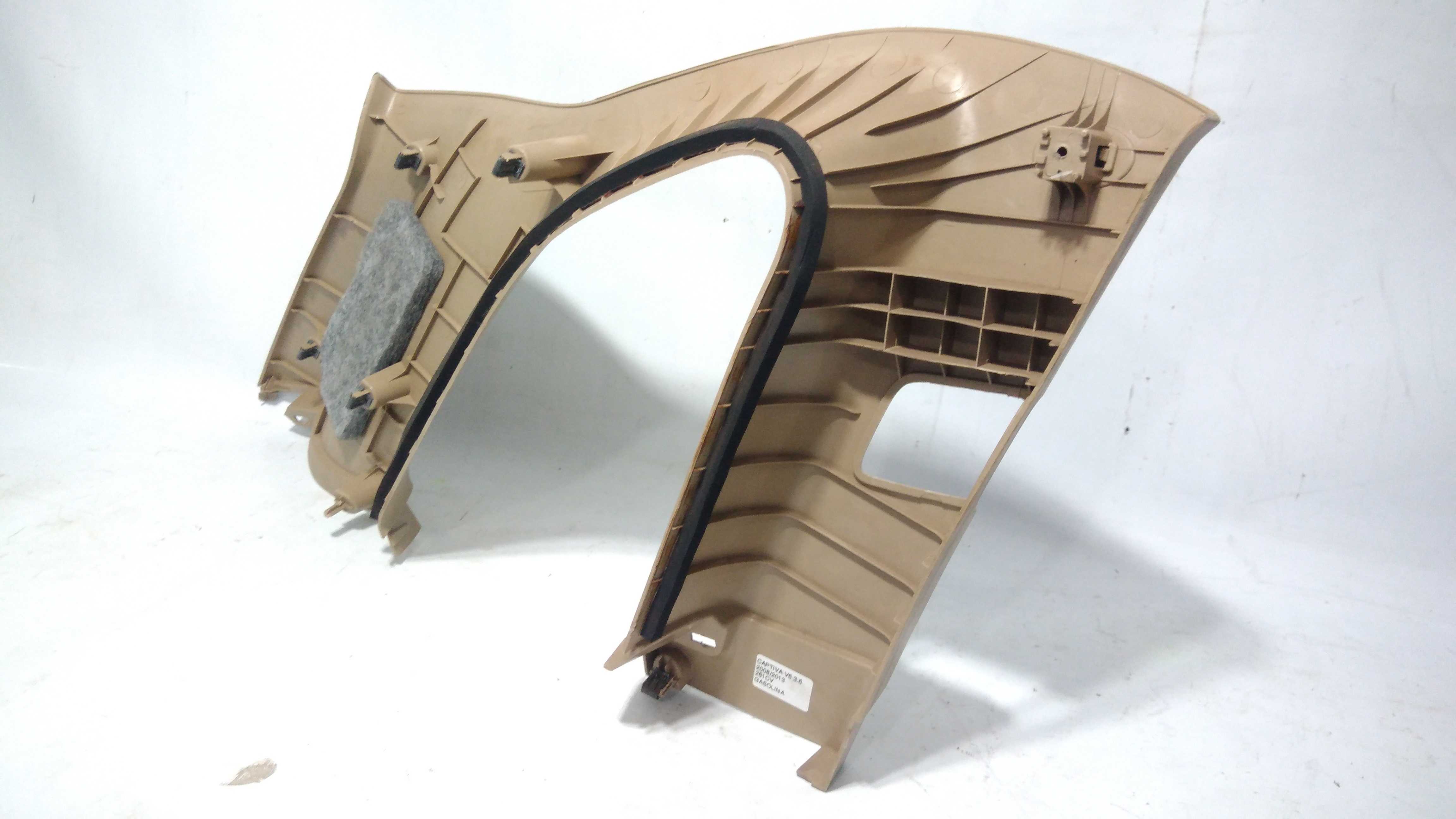 Moldura Coluna Porta Mala Direito Captiva 08/13 Bege 4