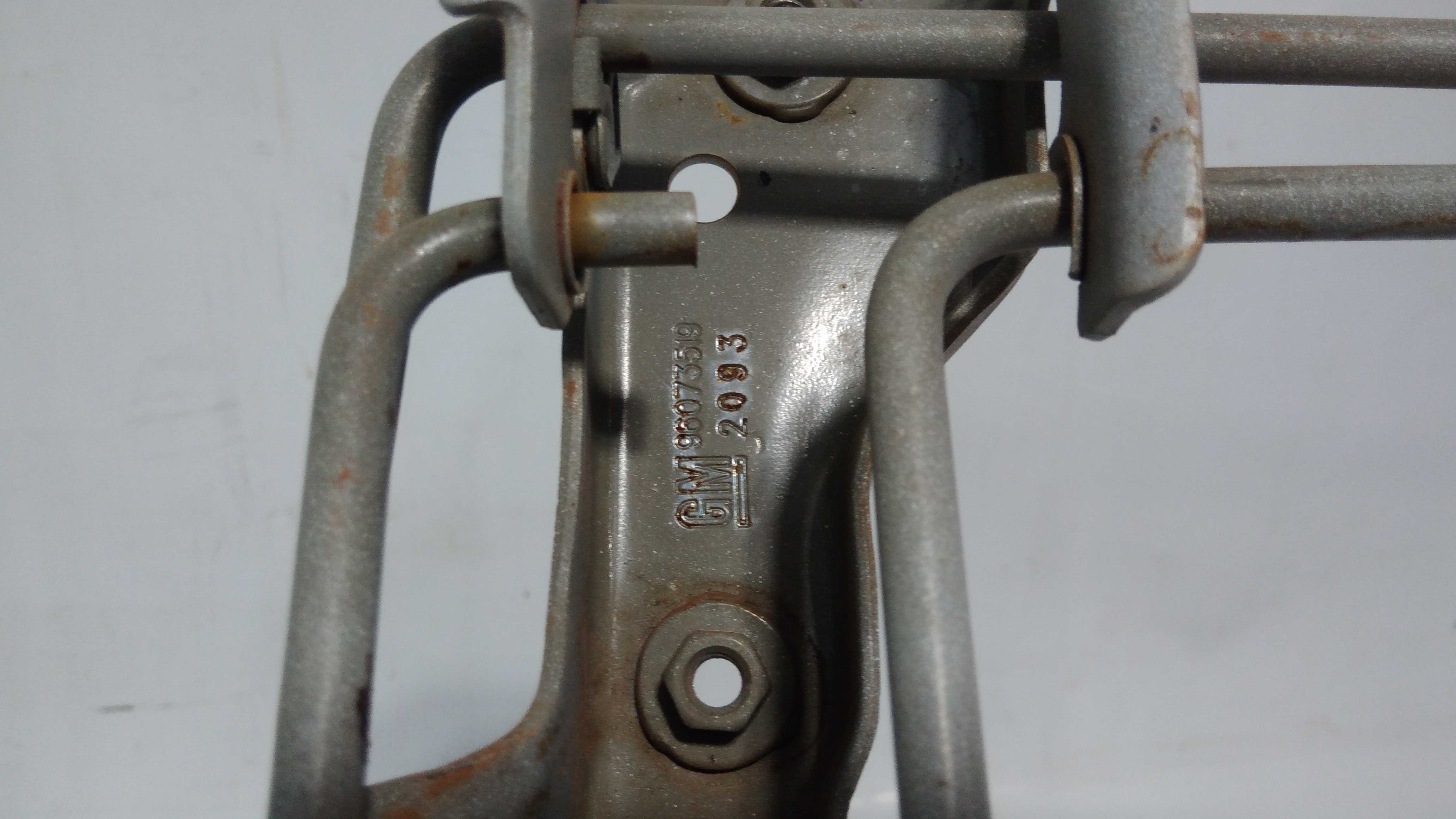 Braço Tampa Traseira Chevrolet Cruze Sedan 2012/2015 5
