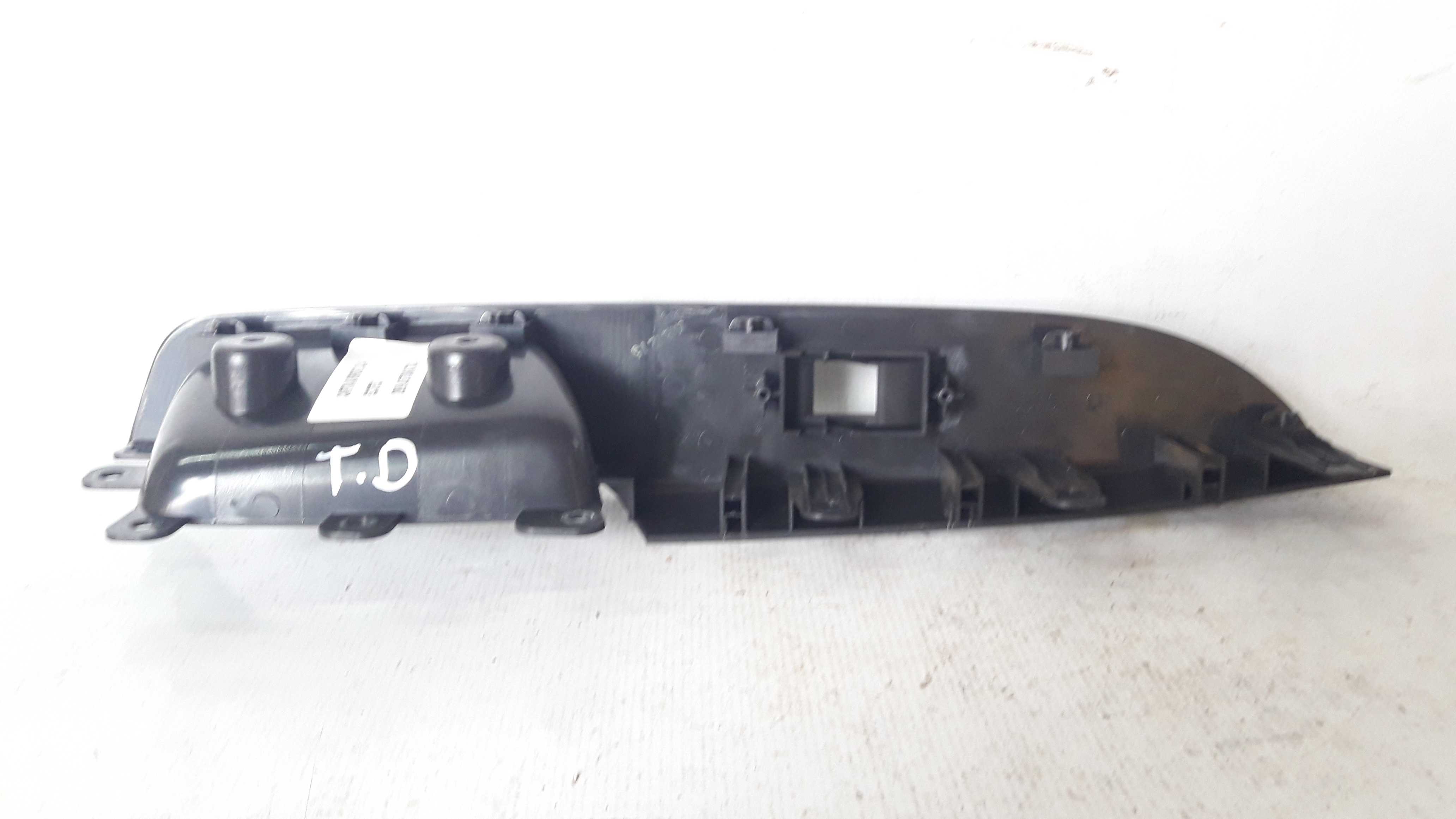 Moldura Botão Vidro Elétrico Tras Direito Captiva Sport 09 3