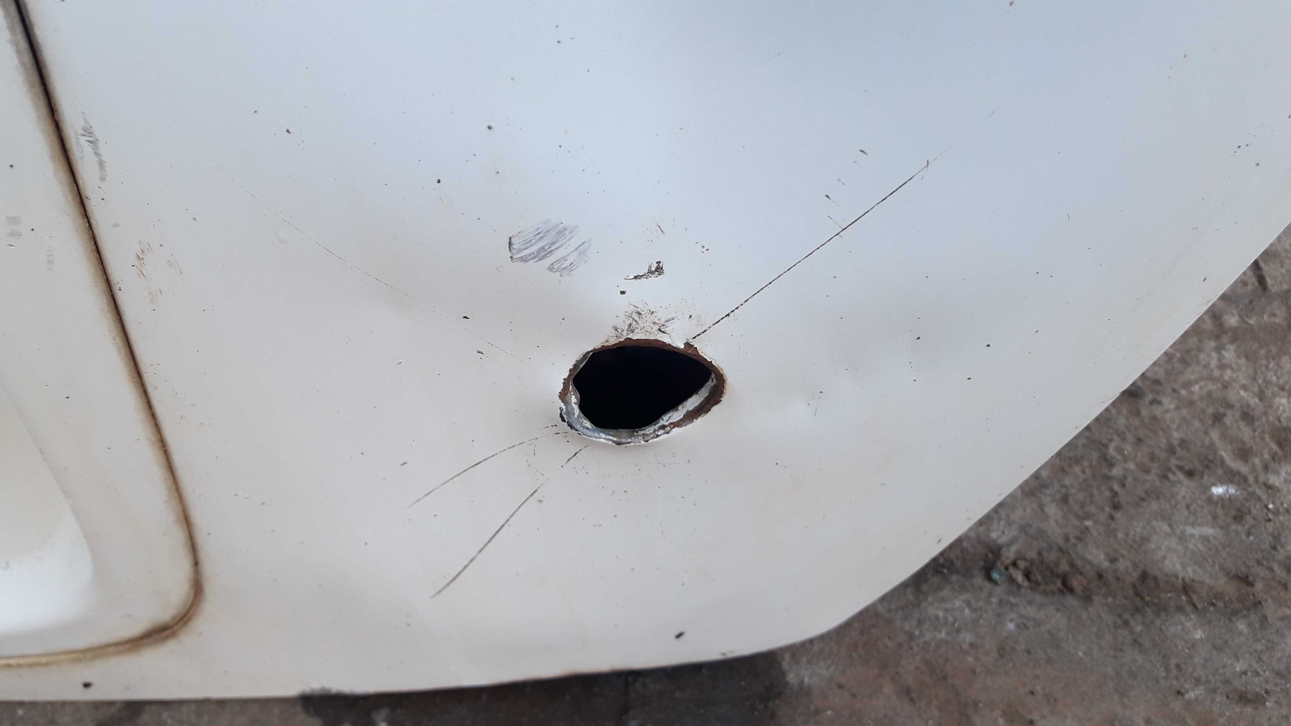 Tampa Traseira Fiat Siena Branco C Avaria Original 2