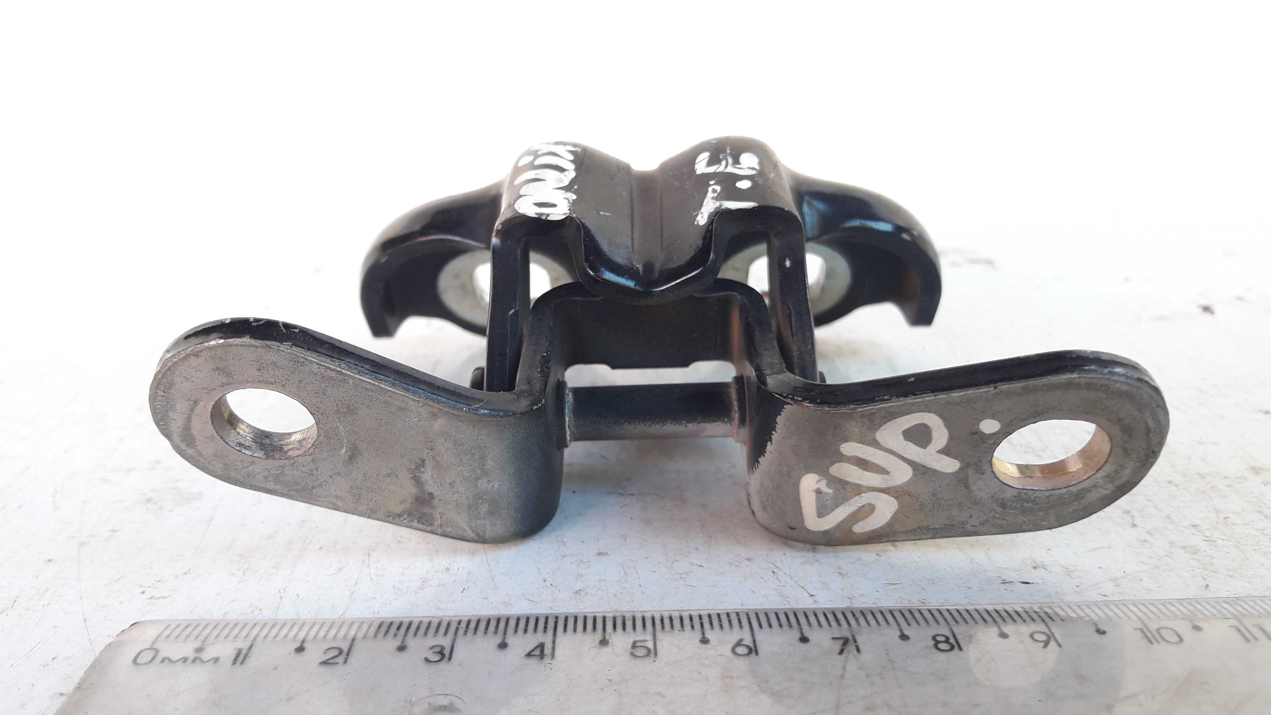 Dobradiça Superior Traseira Esquerda Ônix 2013/2019 Original 3