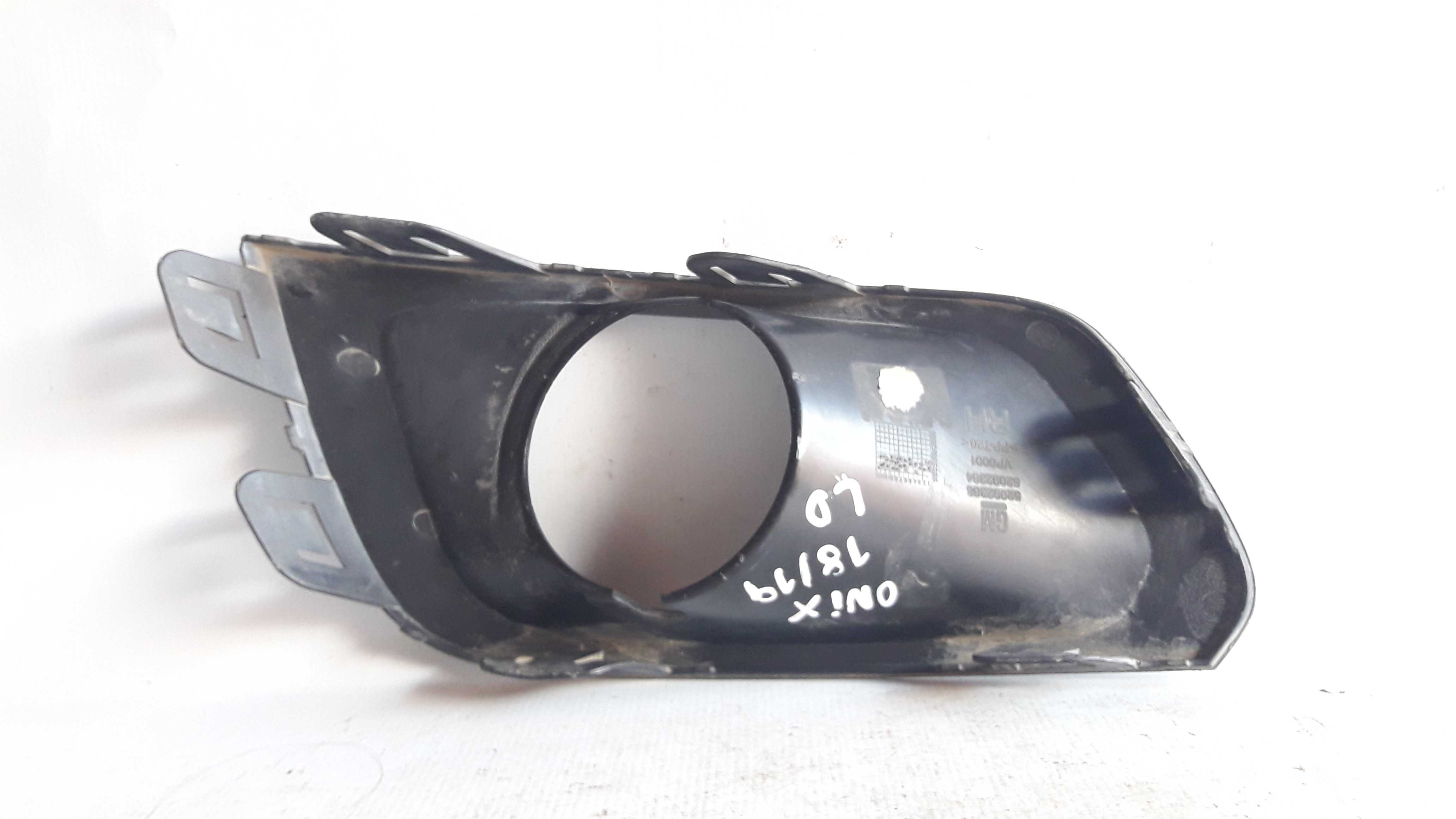 Moldura Farol Milha Direito Ônix/prisma 2018/2019 Original Branco 2