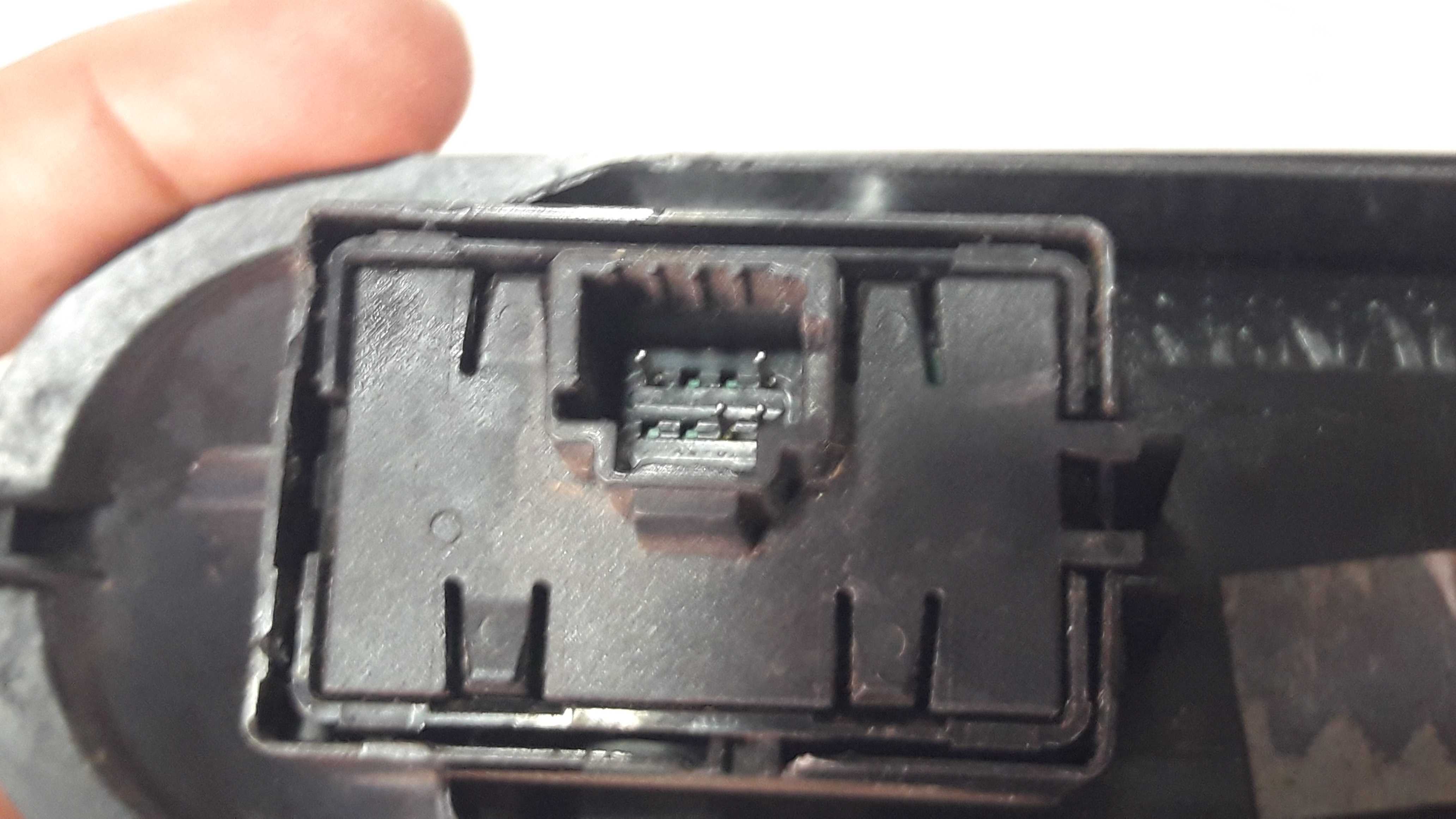 Moldura C/ Botão Vidro Elétrico Diant Direito Duster 12/17 4