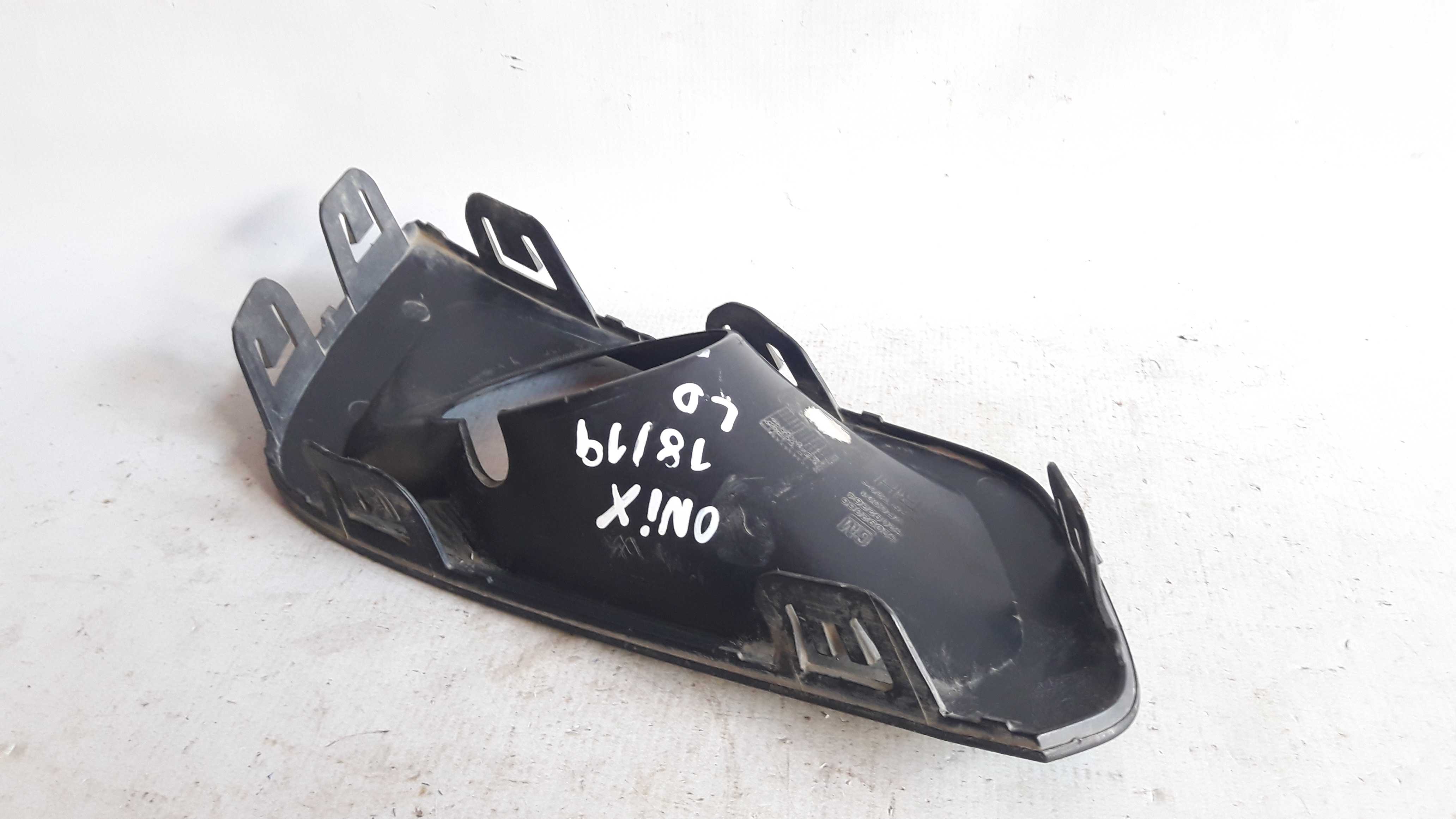 Moldura Farol Milha Direito Ônix/prisma 2018/2019 Original Branco 3