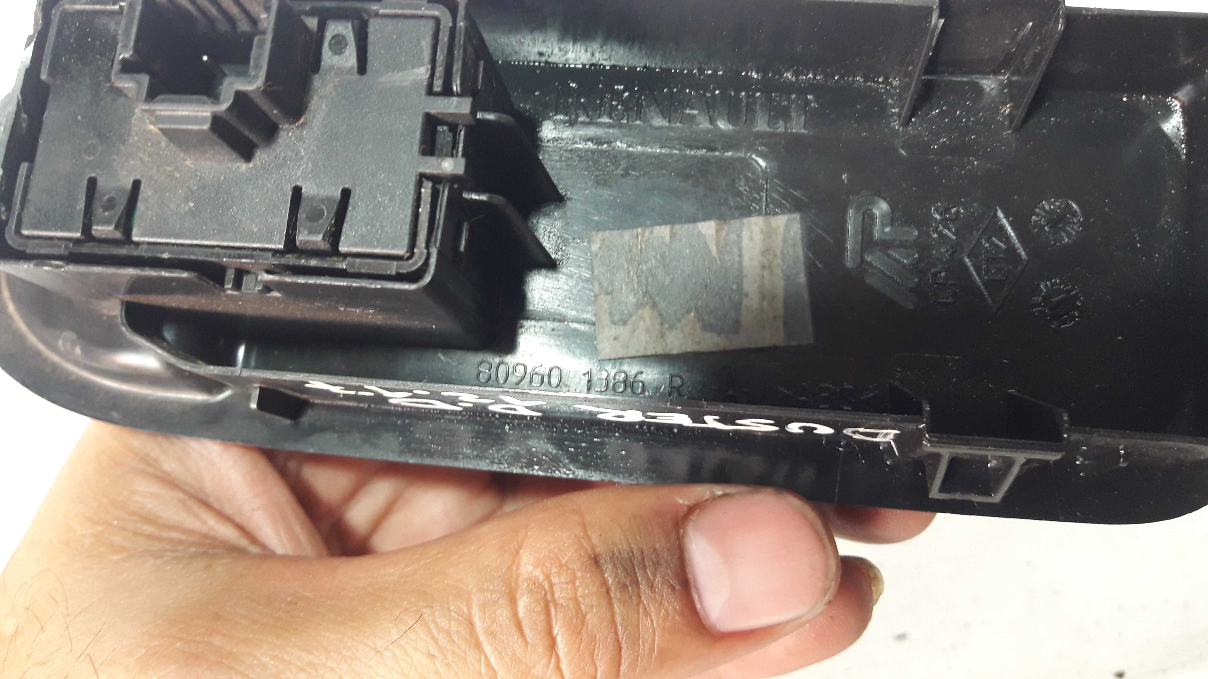 Moldura C/ Botão Vidro Elétrico Diant Direito Duster 12/17 5