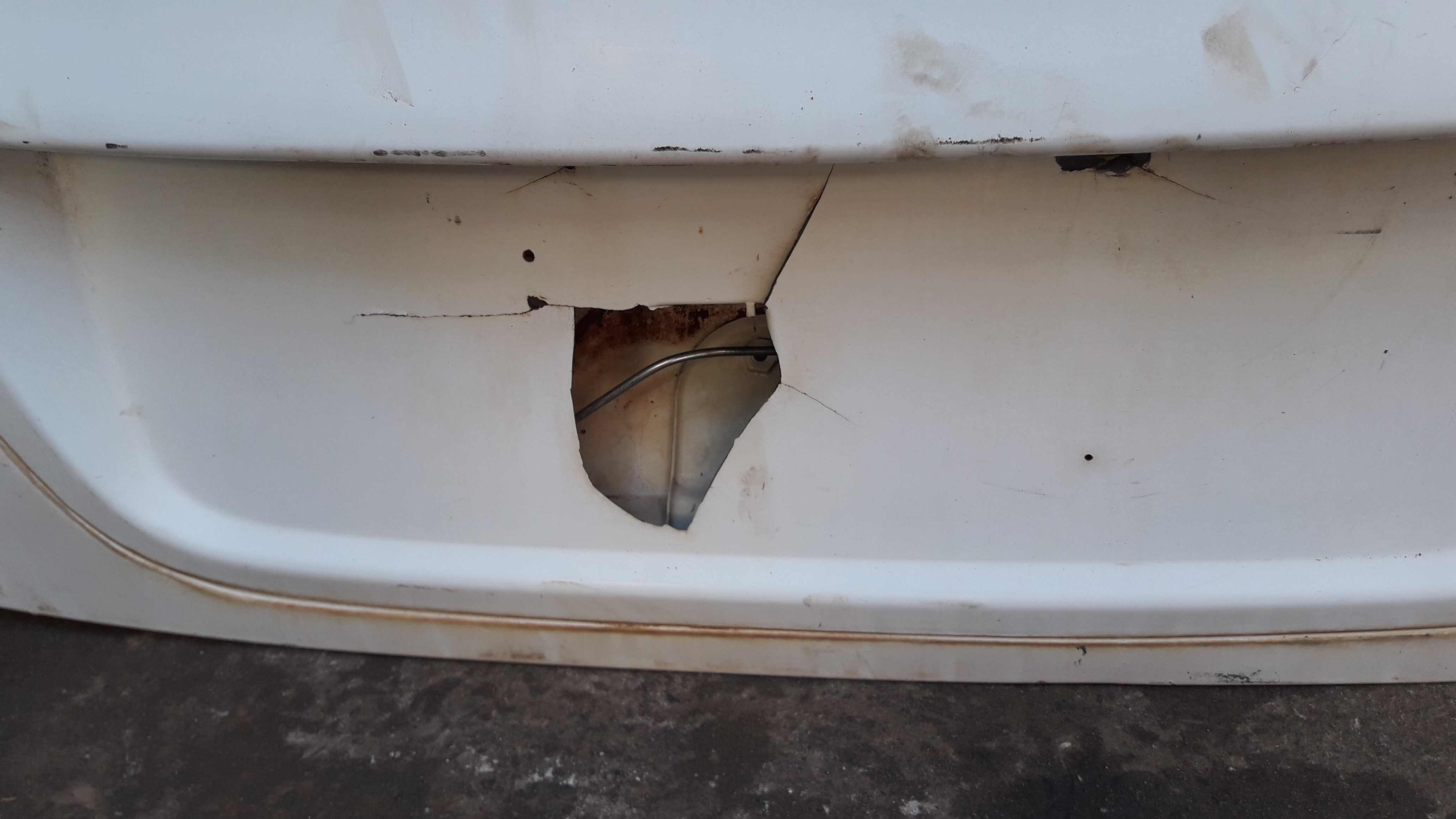 Tampa Traseira Fiat Siena Branco C Avaria Original 3