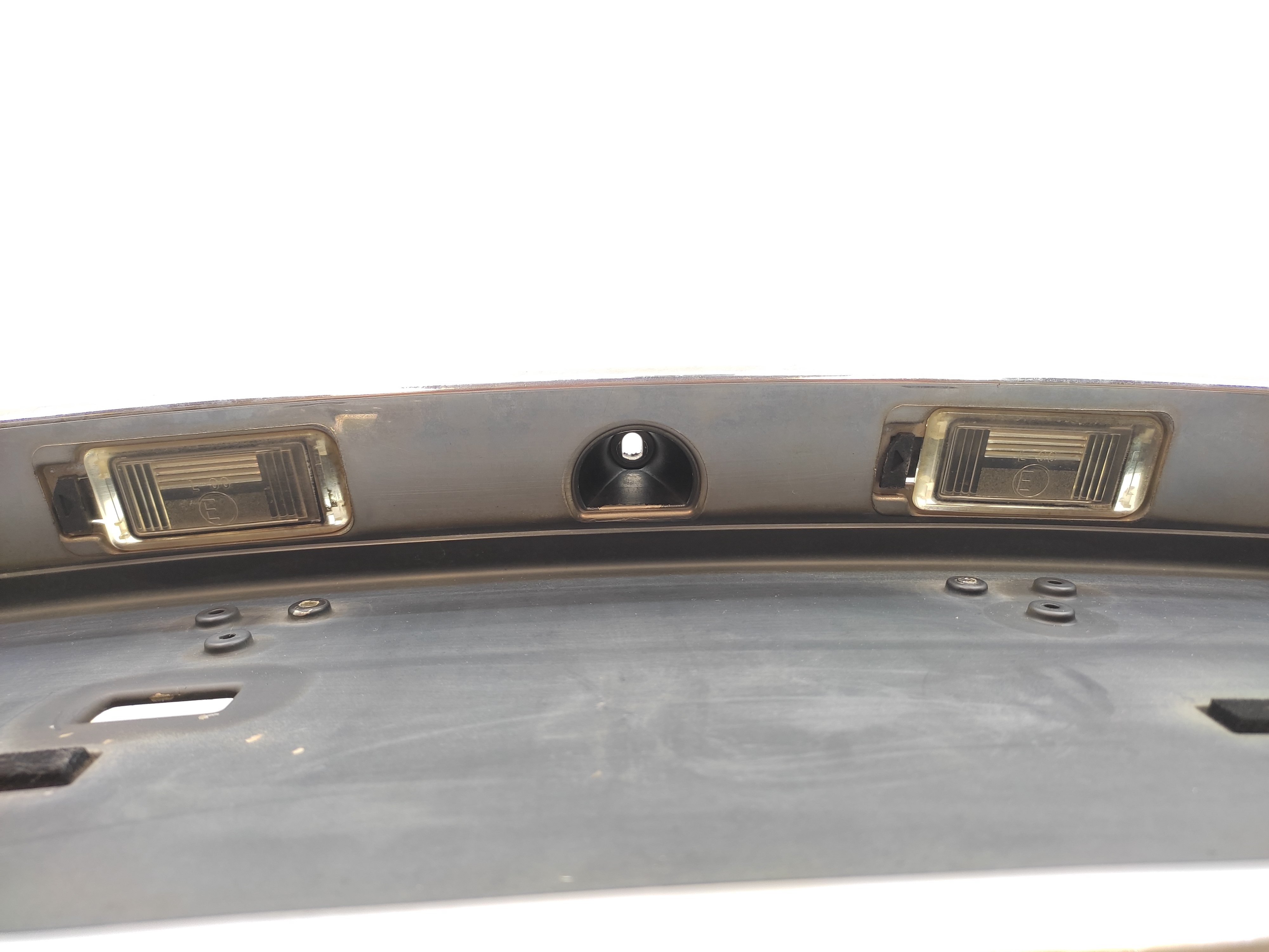 Acabamento Moldura Placa Porta Malas Gm Omega 2003 2004 2005 Preto Cromado 2