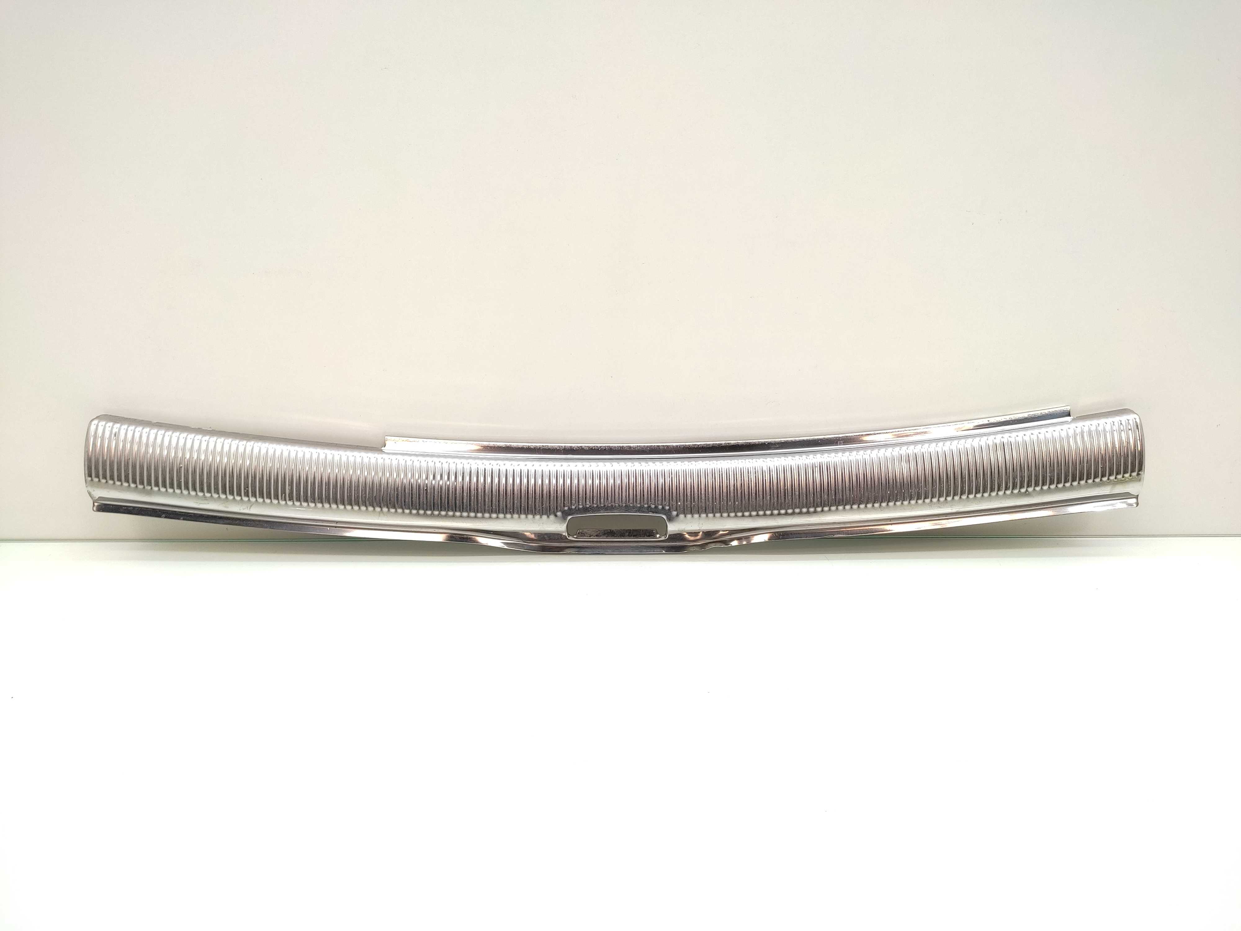 Acabamento Cromado Painel Traseiro Vw Passat Variant 1999 1