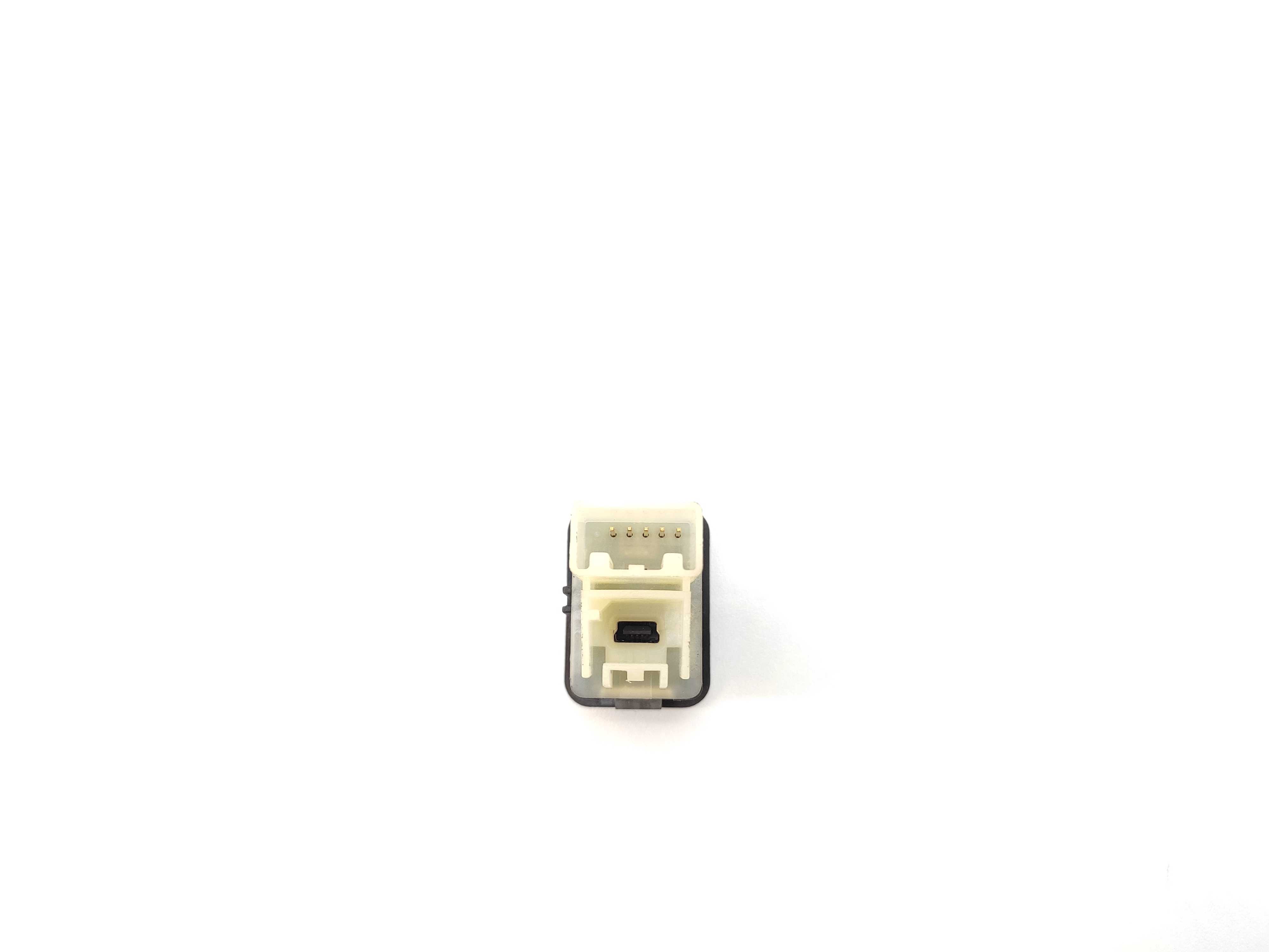 Conector Adaptador Entrada Usb Auxiliar Gm Sonic Onix 2014 2