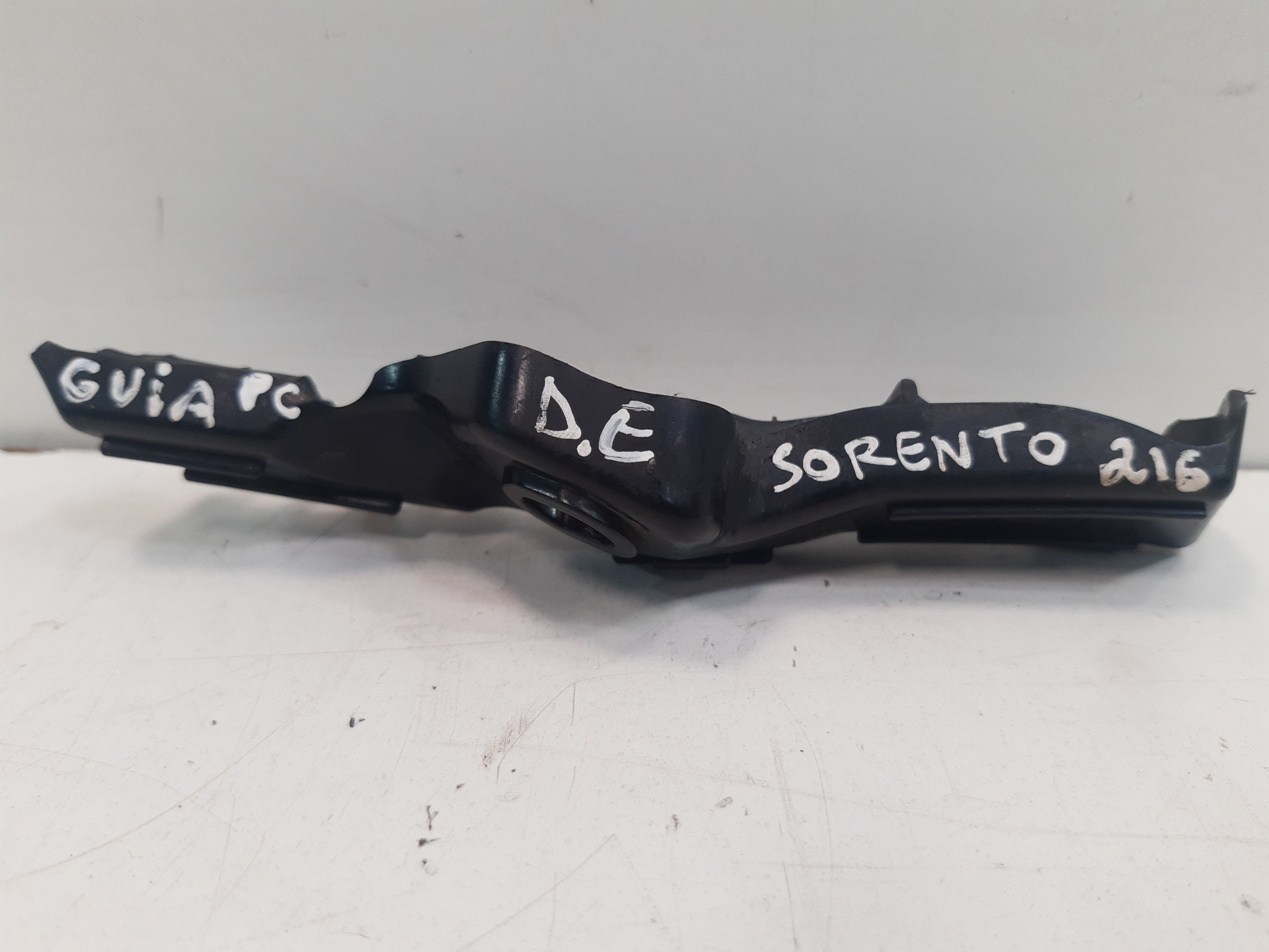 Guia Parachoque Dianteiro Esquerdo Kia Sorento Ex 10 Á 2015