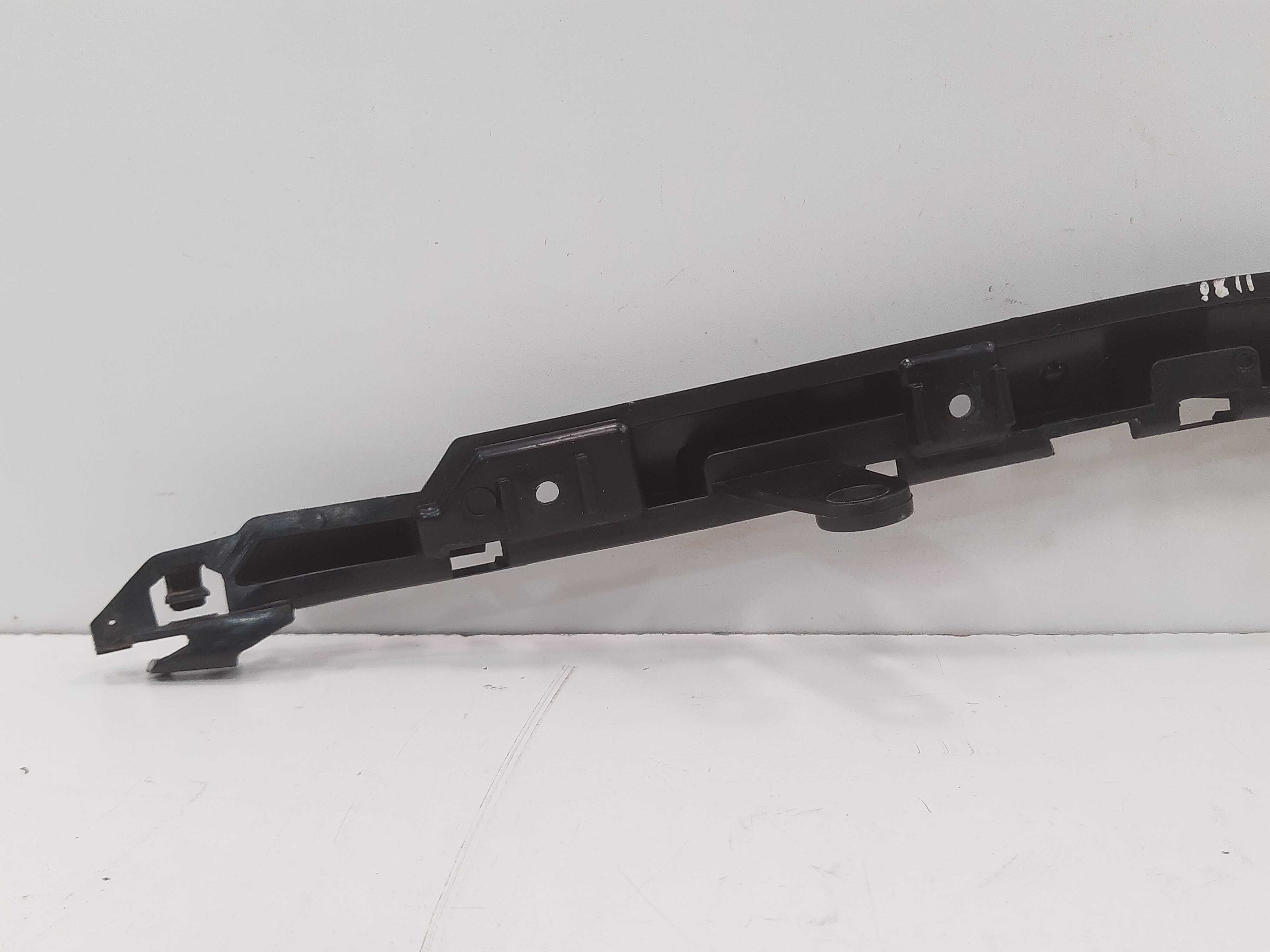 Guia Para-choque Traseiro Direito Bmw 118i 2008 2009 Á 2012