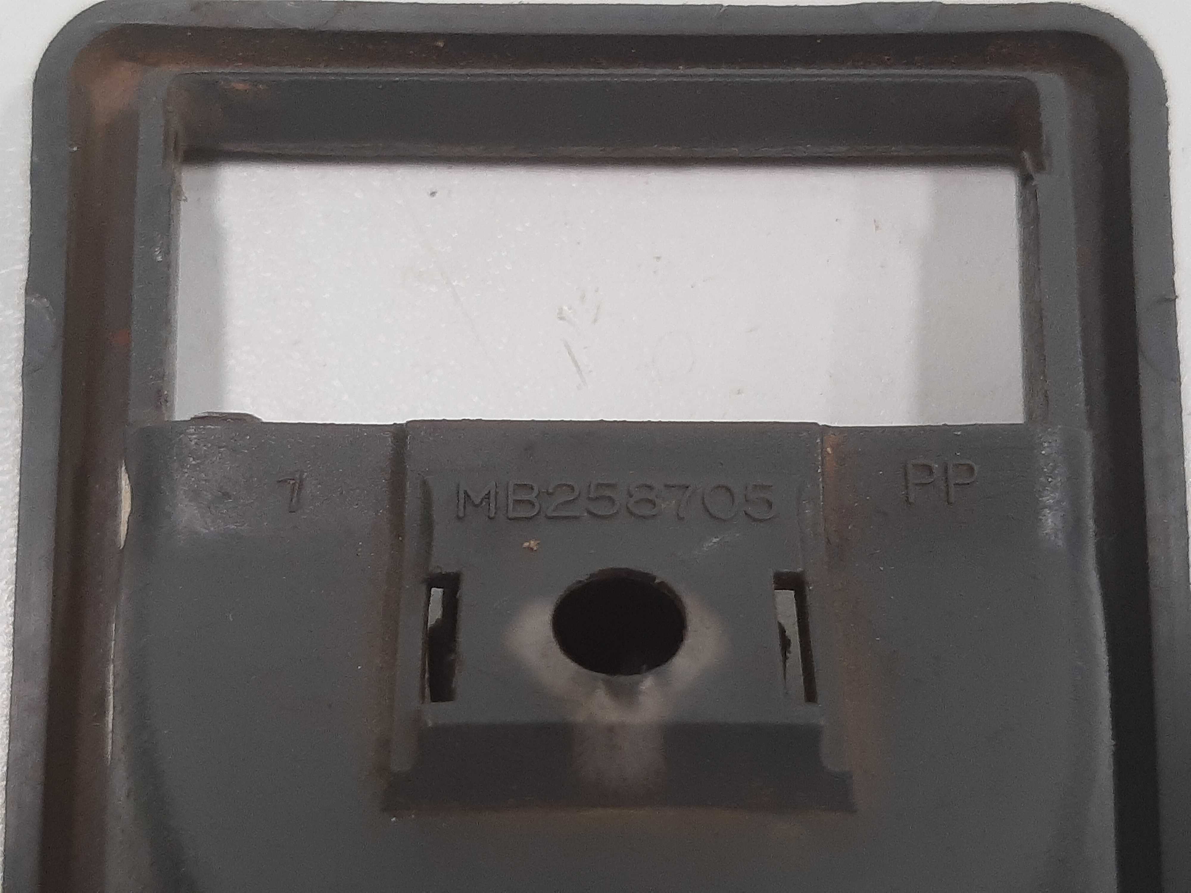Acabamento Maçaneta Int Dianteira Dir L200 Gls 1999 Á 06 Xx