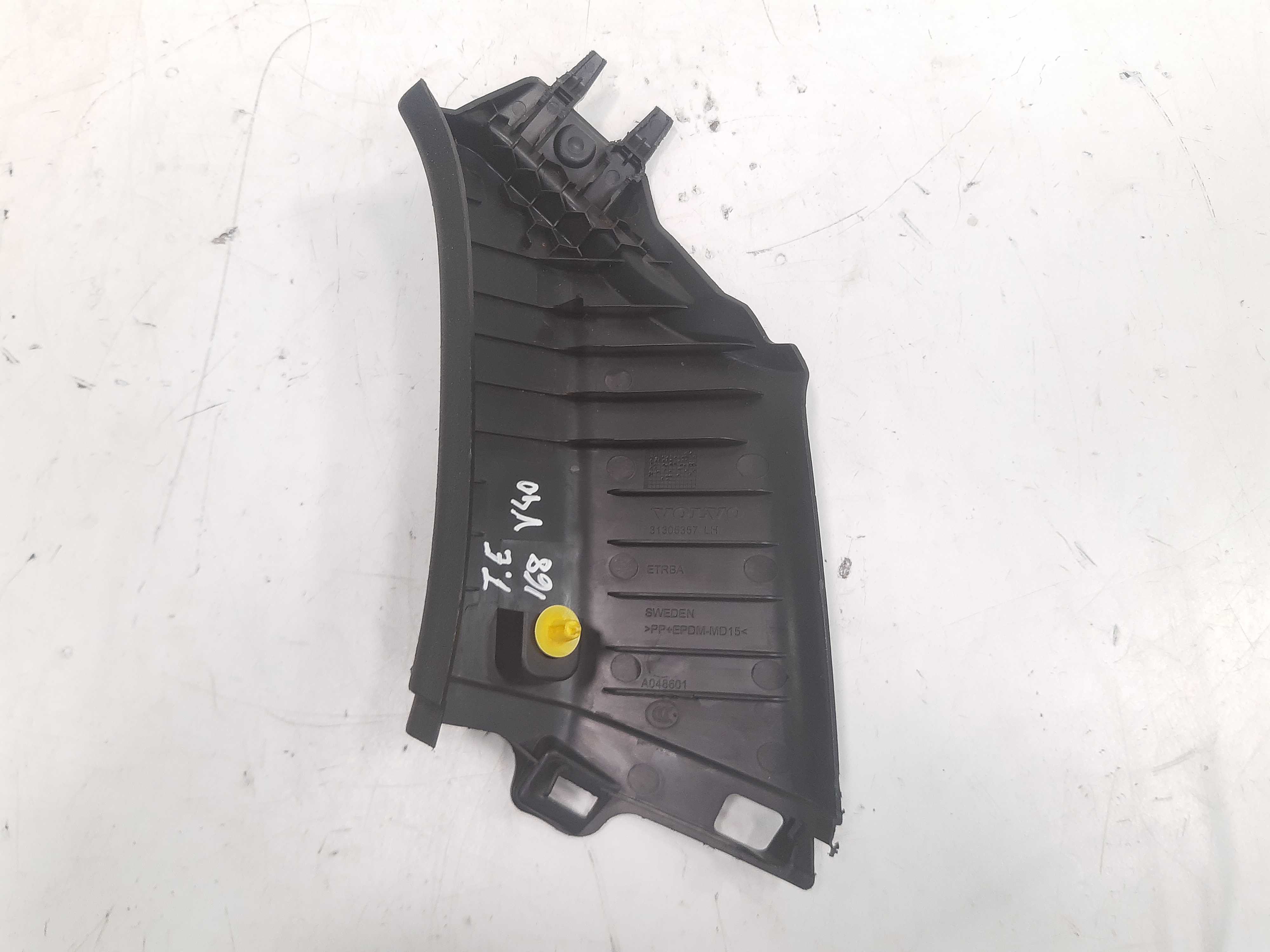 Acabamento Coluna Traseira Esquerda Volvo V40 2013 Á 2019 Xx