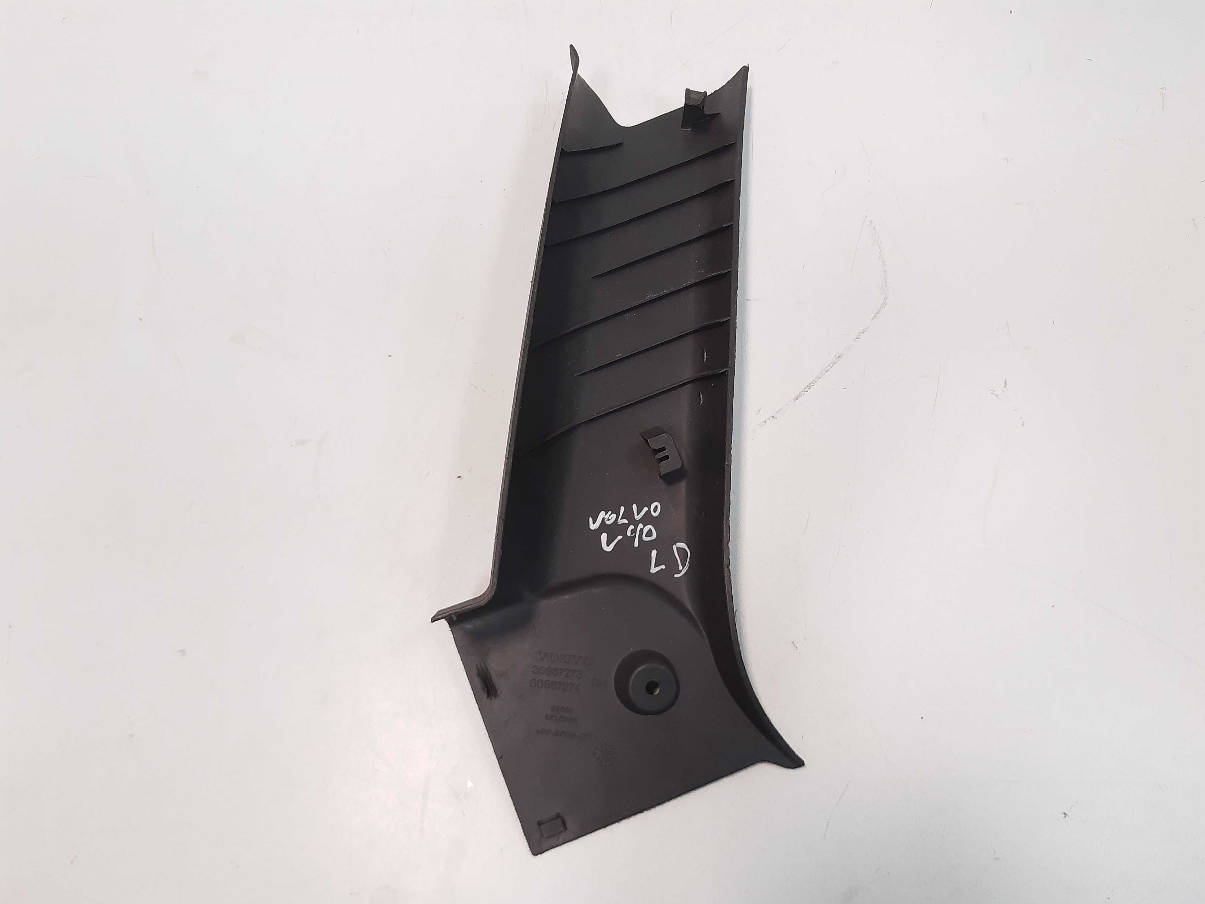 Acabamento Coluna Direita Volvo V40 1997 1998 1999 A 2003
