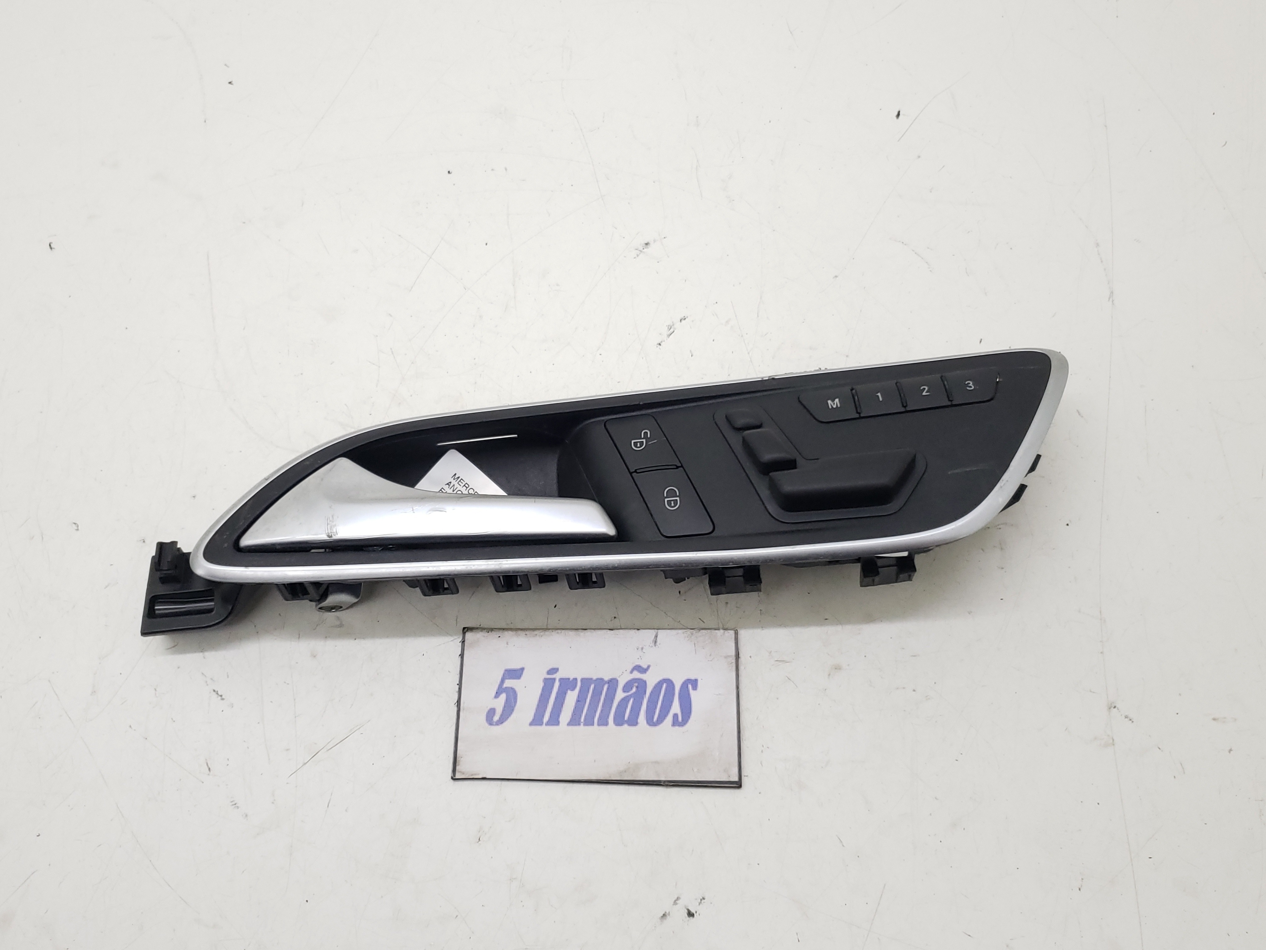 Maçaneta Interna Dianteira Esquerda Mercedes Gla200 1.6 2015 Prata/preto Dianteira