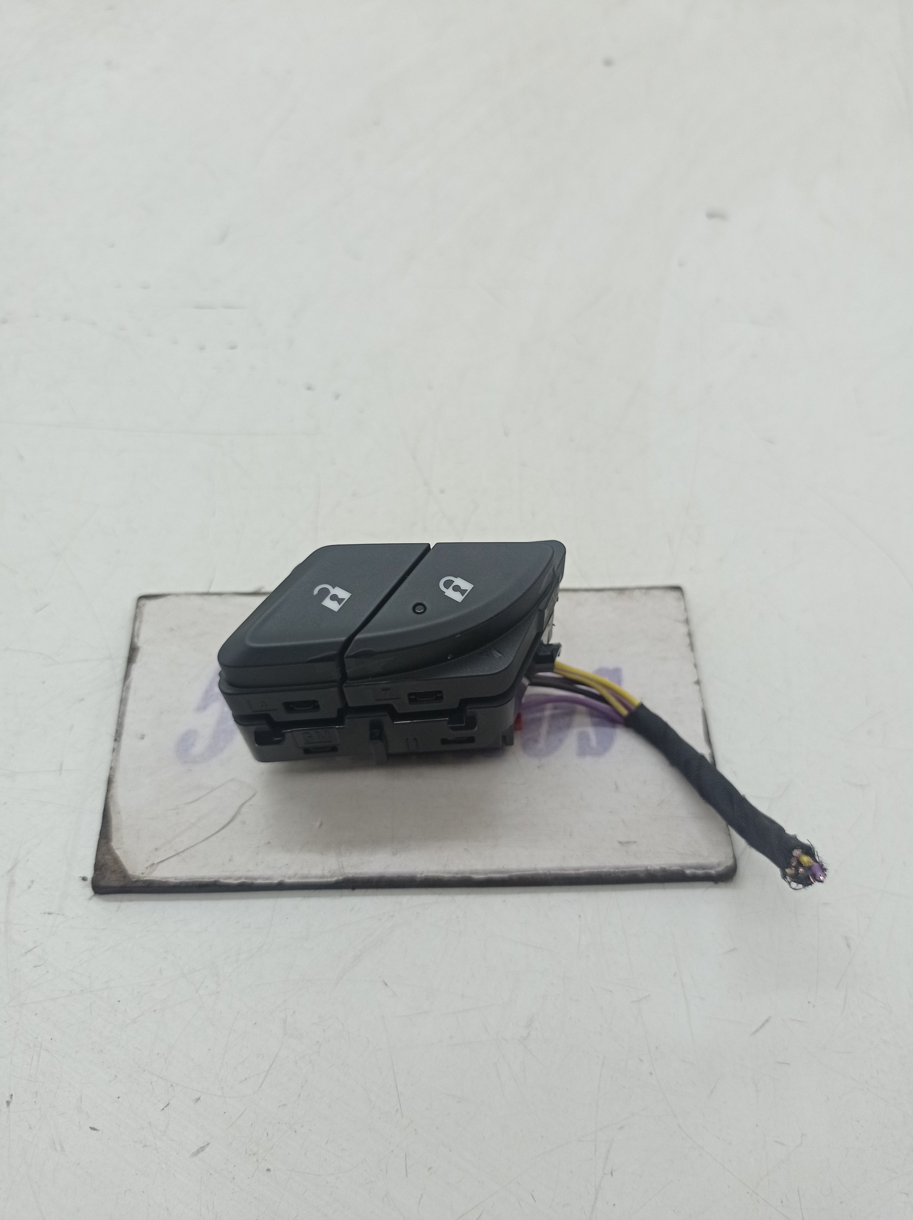 Botão Trava Porta Dianteira Gm Equinox 2.0 2019 N26200593