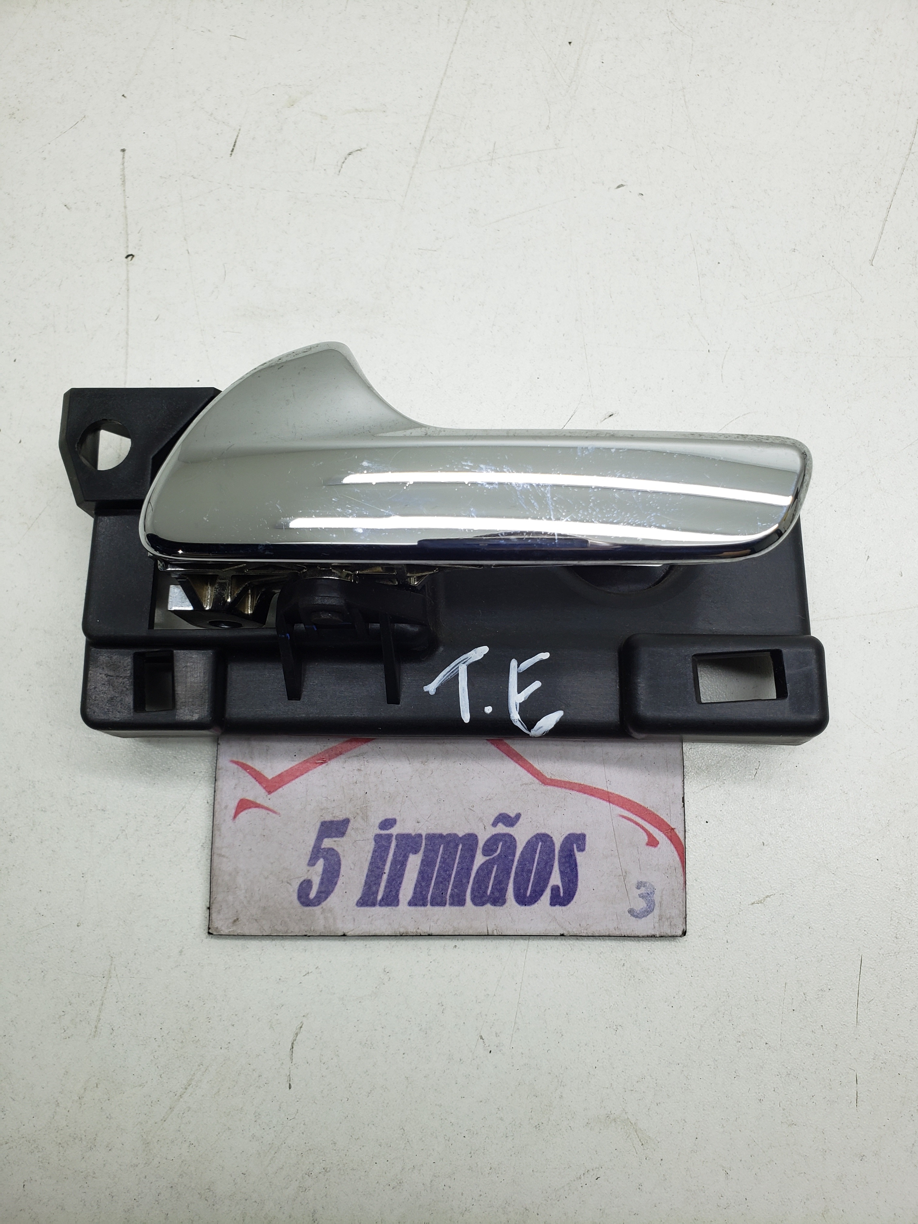 Maçaneta Interna Traseira Esquerda Jeep Cherokee 3.6 2011 Prata Traseira