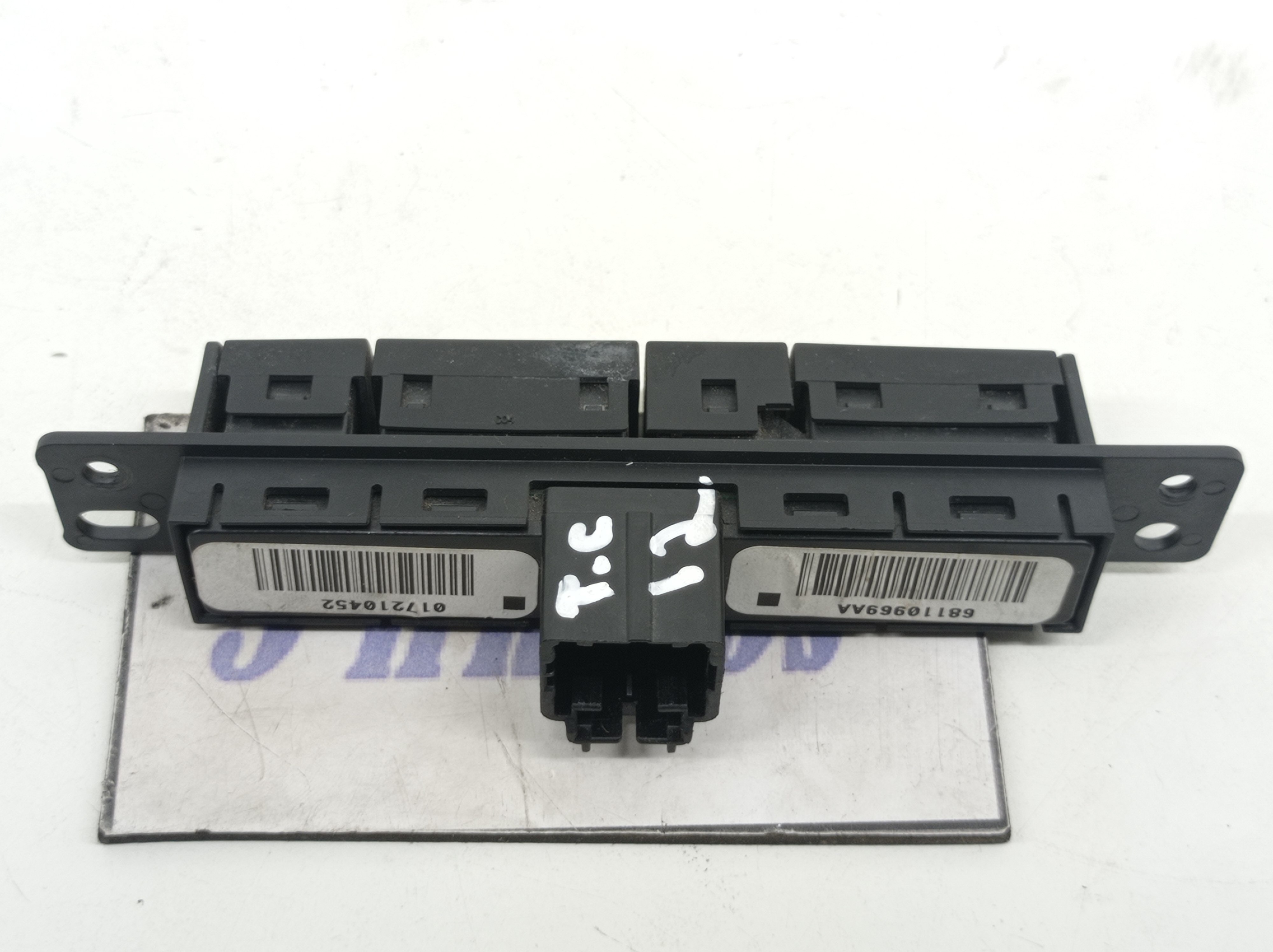 Botão Pisca Alerta Chrysler Town Country 2012 N68110969aa