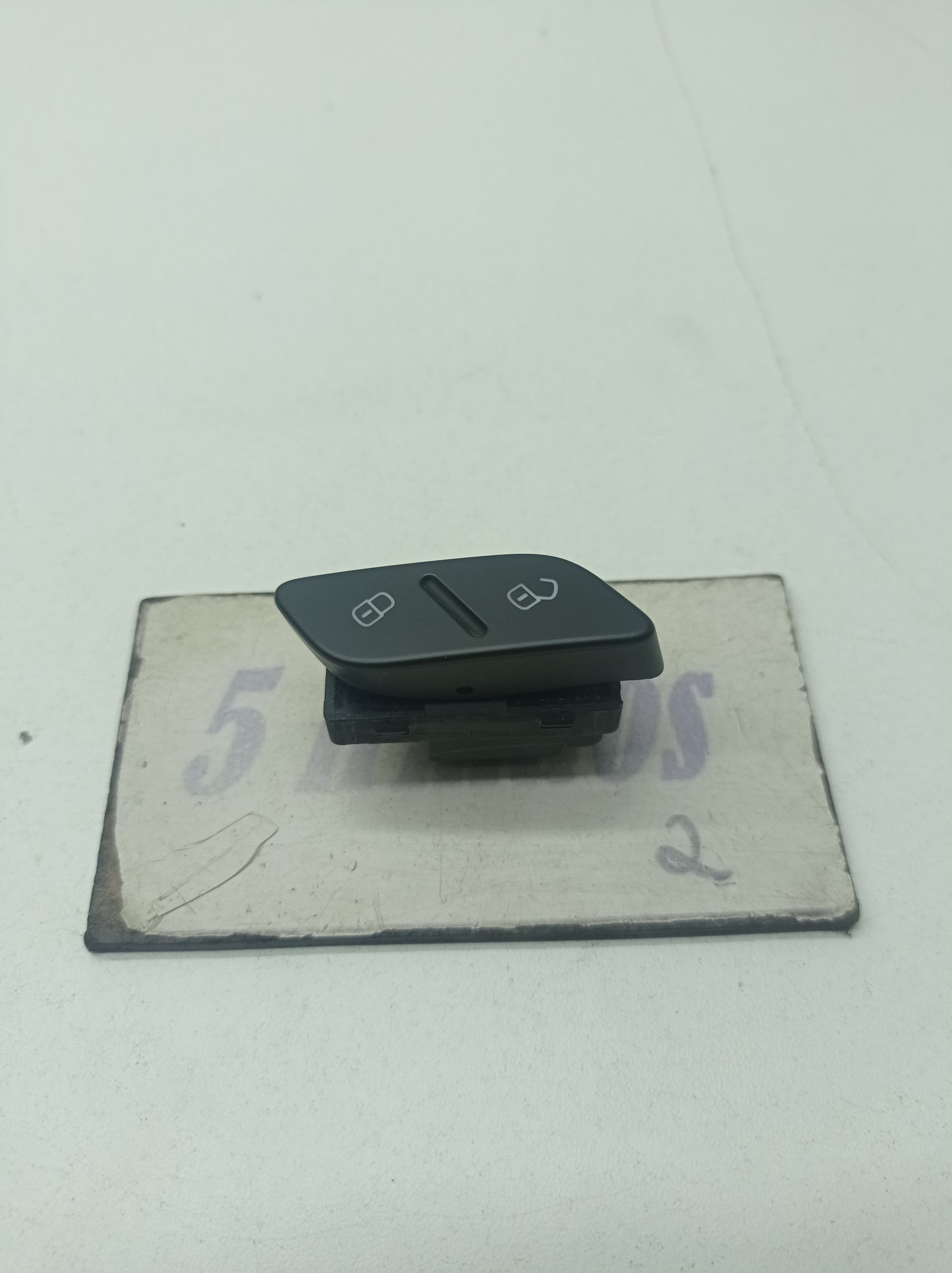 Botão Trava Porta Dianteira Esquerda Vw Jetta Tsi 2.0 2012