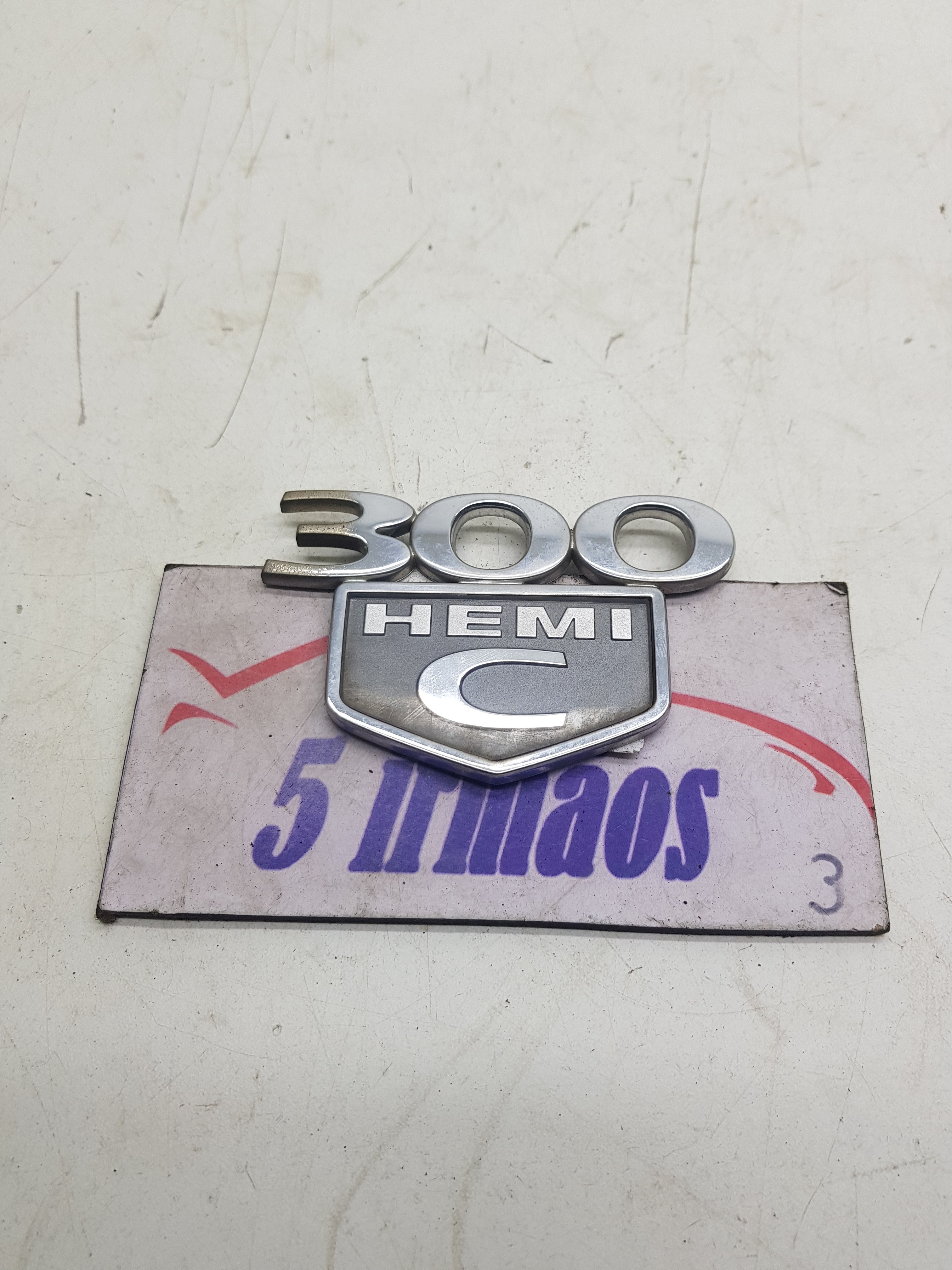 Emblema Tampa Traseira Chrysler 300c 5.7 V8 2008