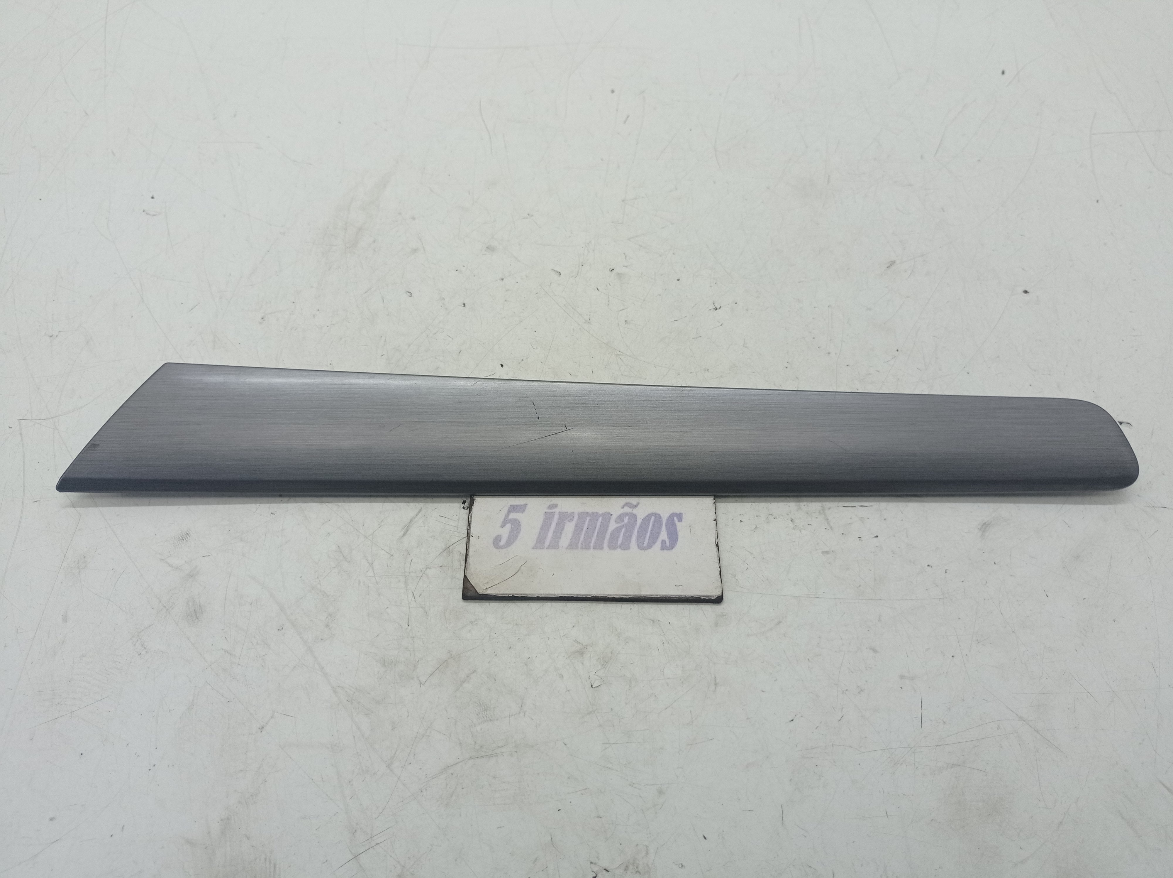 Acabamento Porta Dianteira Esquerda Vw Jetta Tsi 2.0 2014  Prata Escovado
