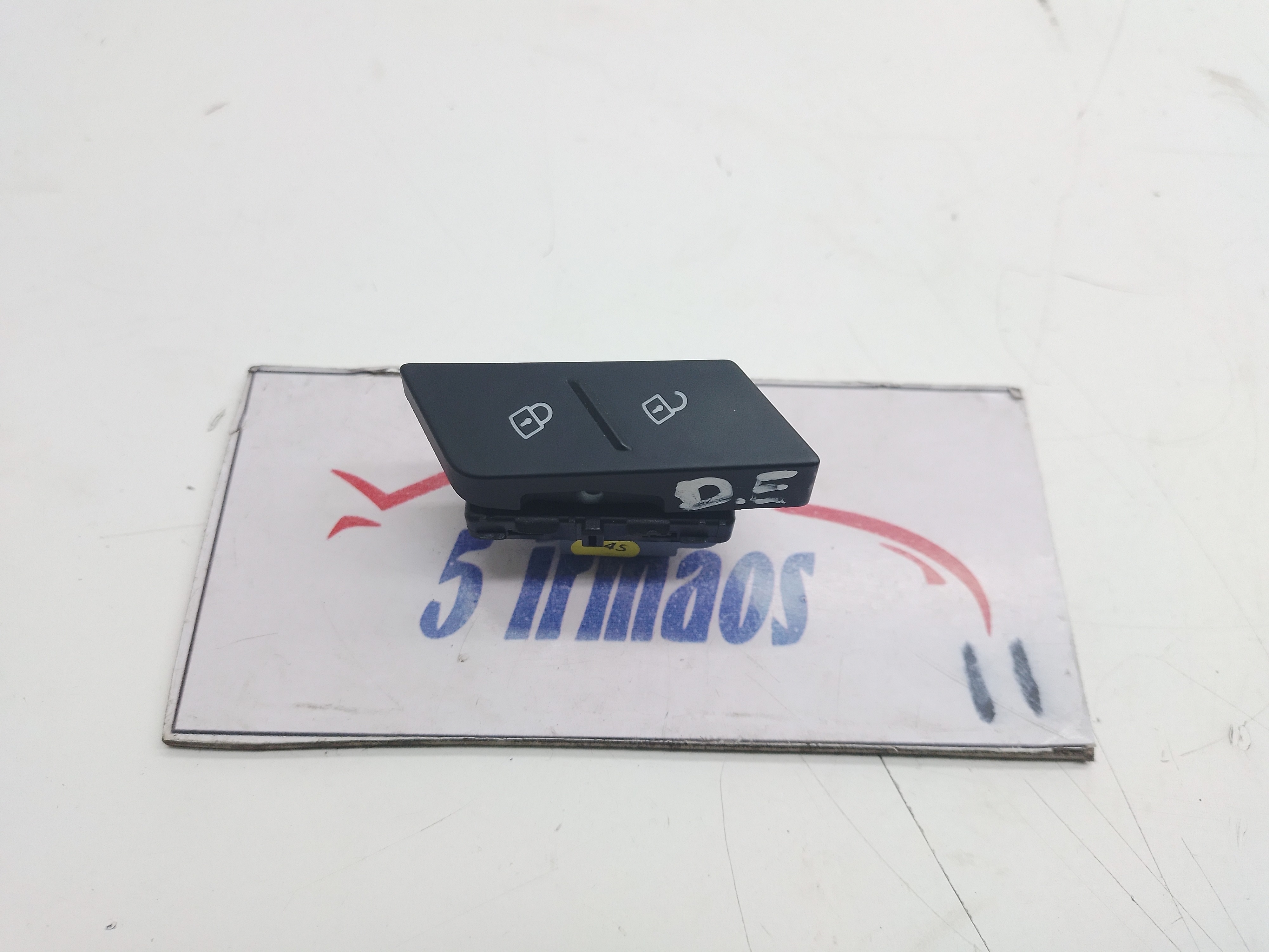 Botão Trava Destrava Dianteira Esquerda Vw Jetta 1.4 2018