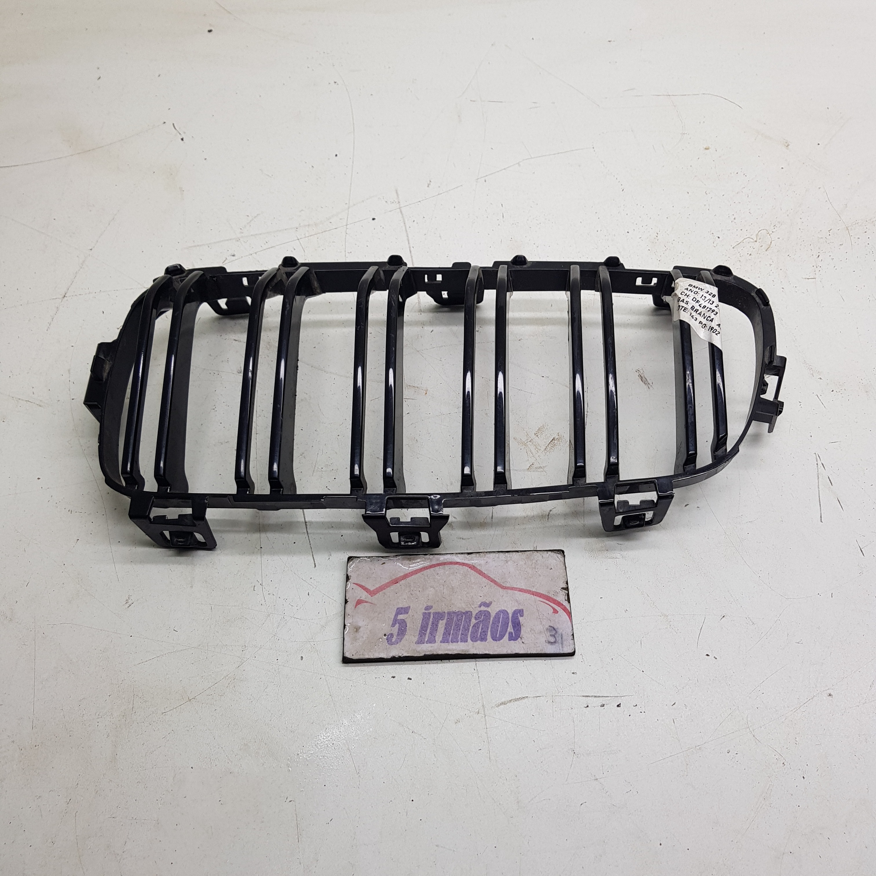 Grade Esquerda Parachoque Bmw 328i 2.0 2013 / 2014 Esquerdo
