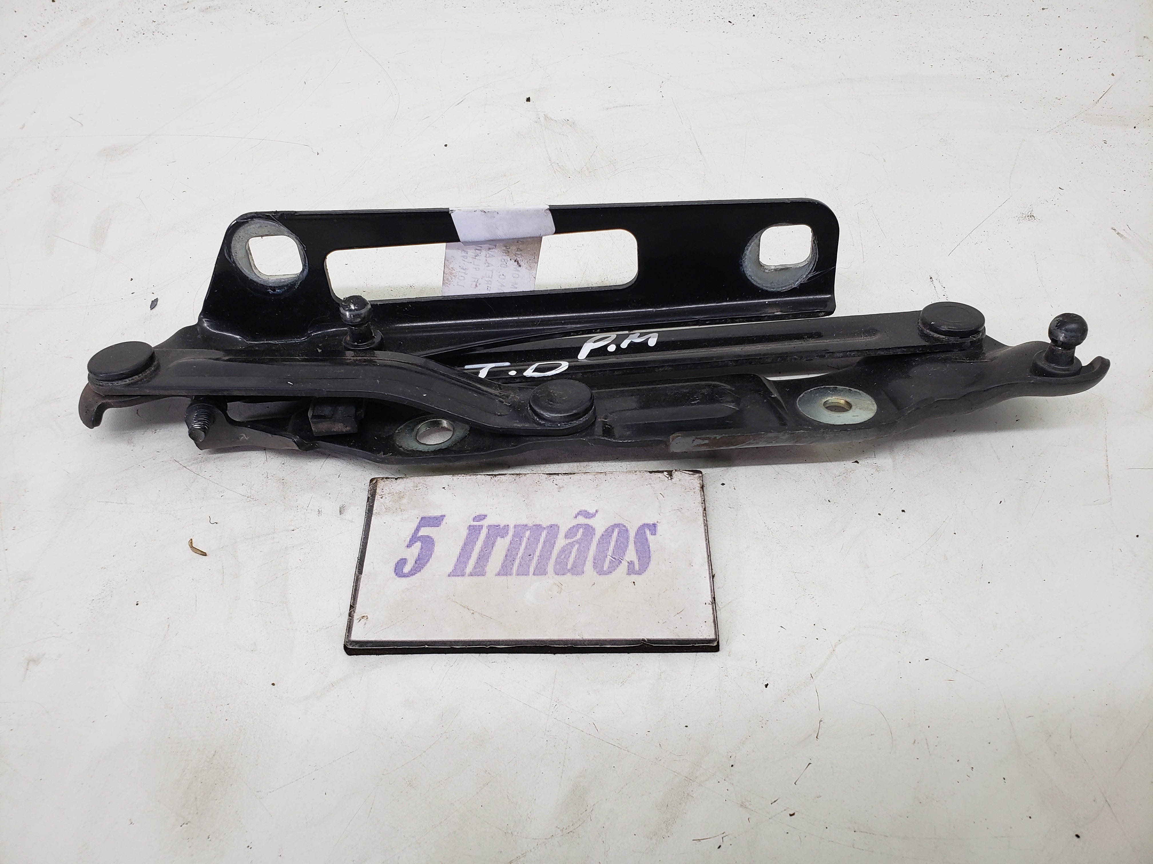 Dobradiça Direita Porta Malas Gm Omega 3.6 V6 2008 / 2009