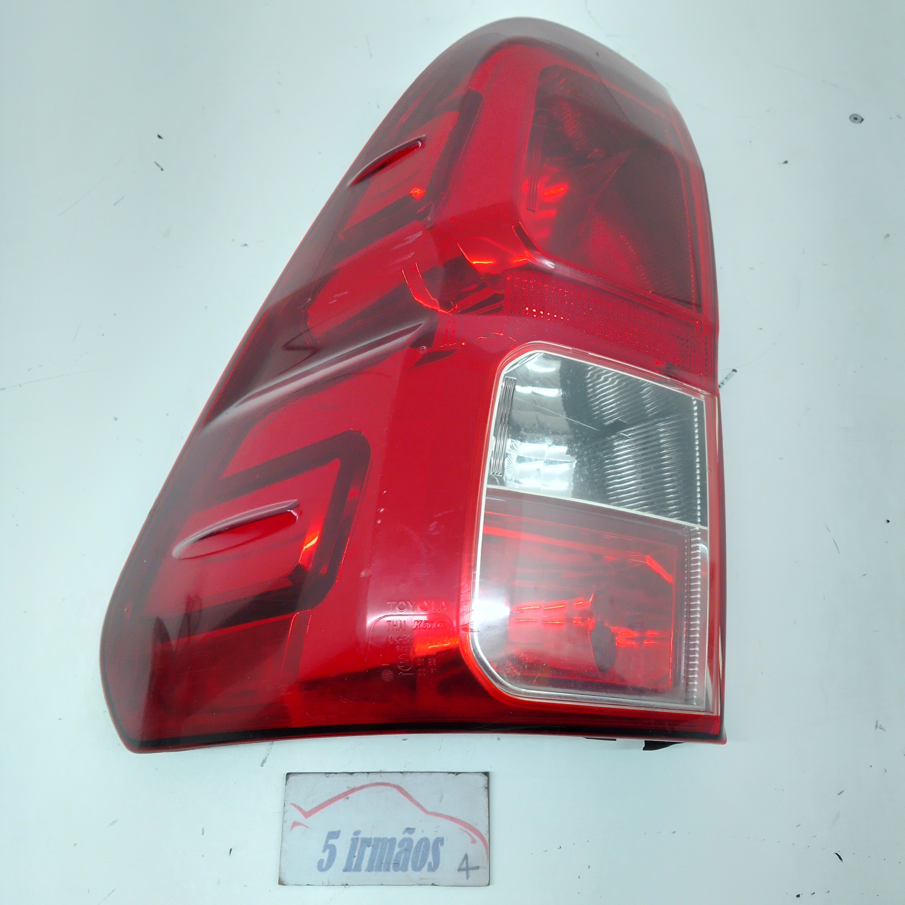 Lanterna Esquerda Toyota Hilux 2.8 Tdi 2017 / 2018  Esquerdo/motorista Vermelho/transparente