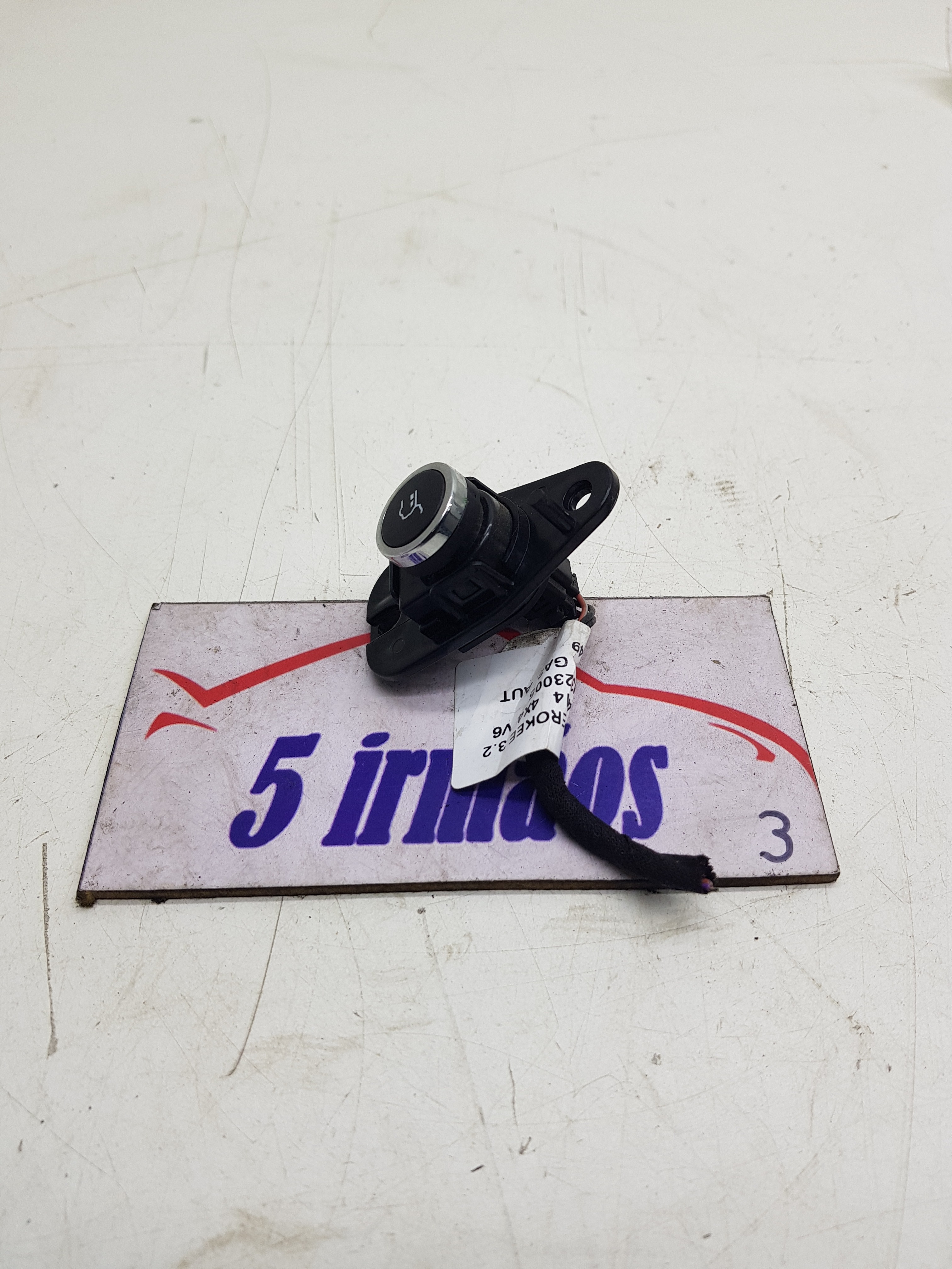 Botão Abertura Tampa Traseira Cherokee 3.2 2014 / 2015