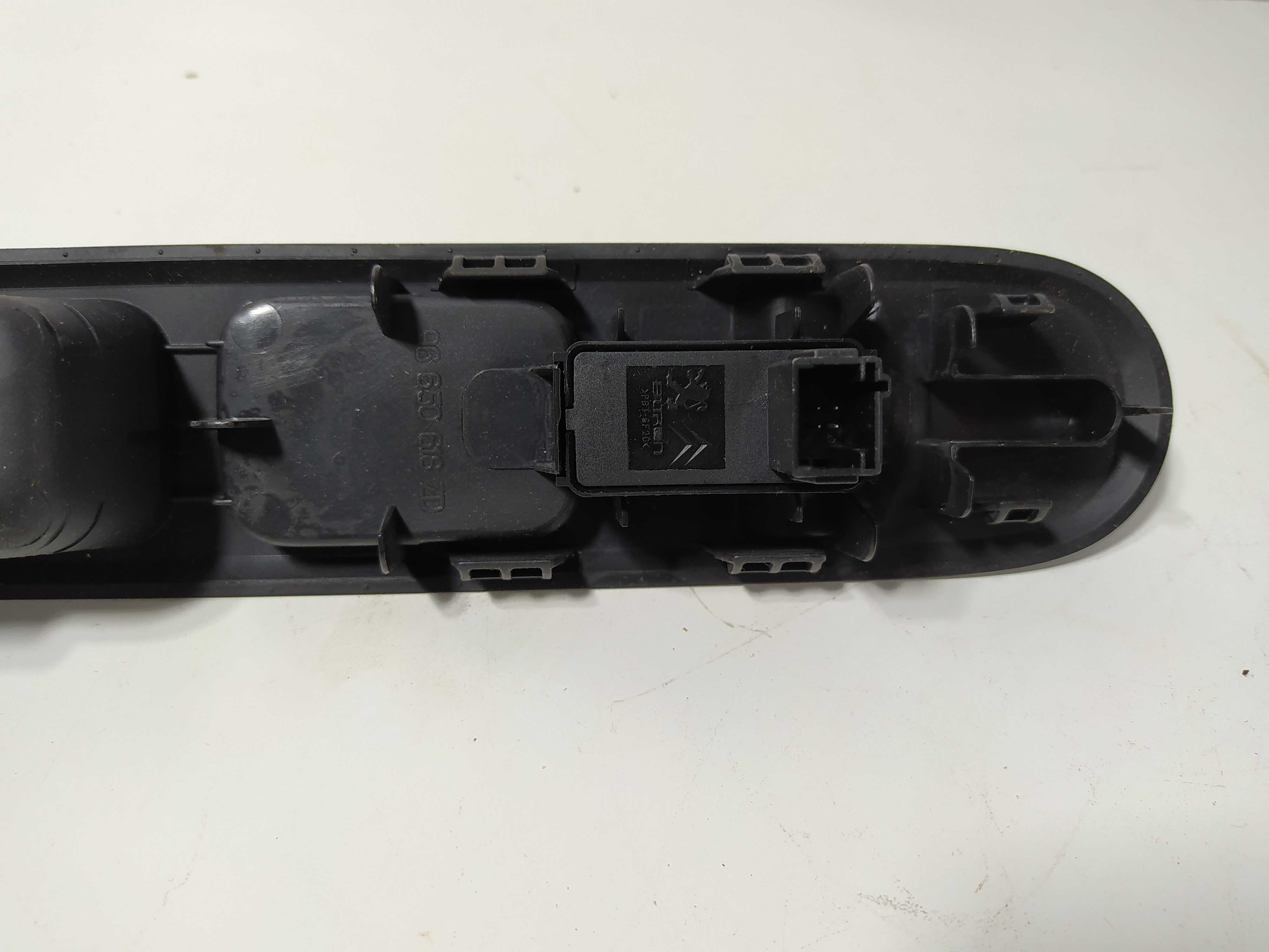 Botão Moldura Direito Peugeot 308 408 2010 A 2015 C/detalhe 1