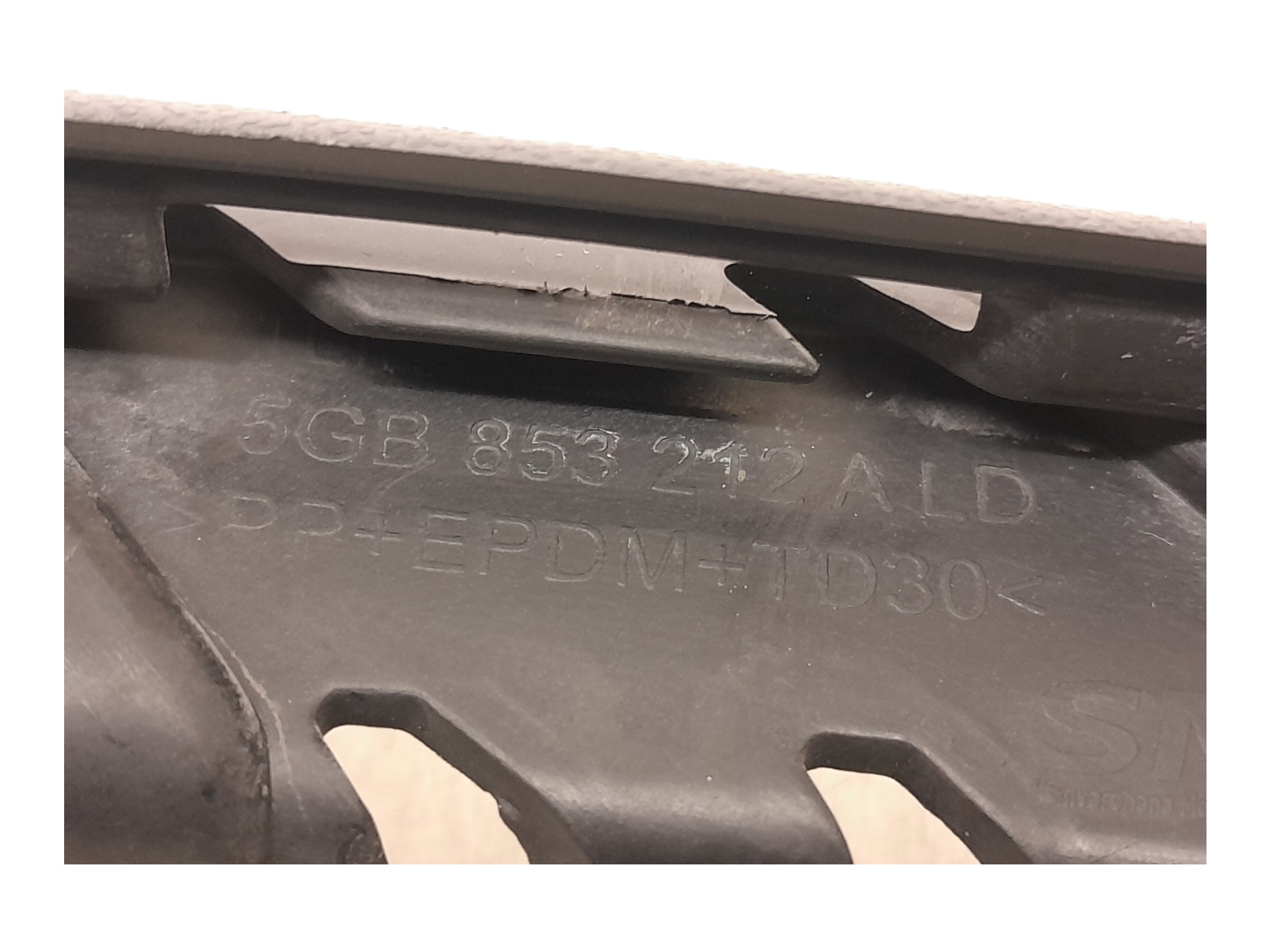 Moldura Farol De Milha Direito Volkswagen Golf Tsi 2017 Preto Direito 6