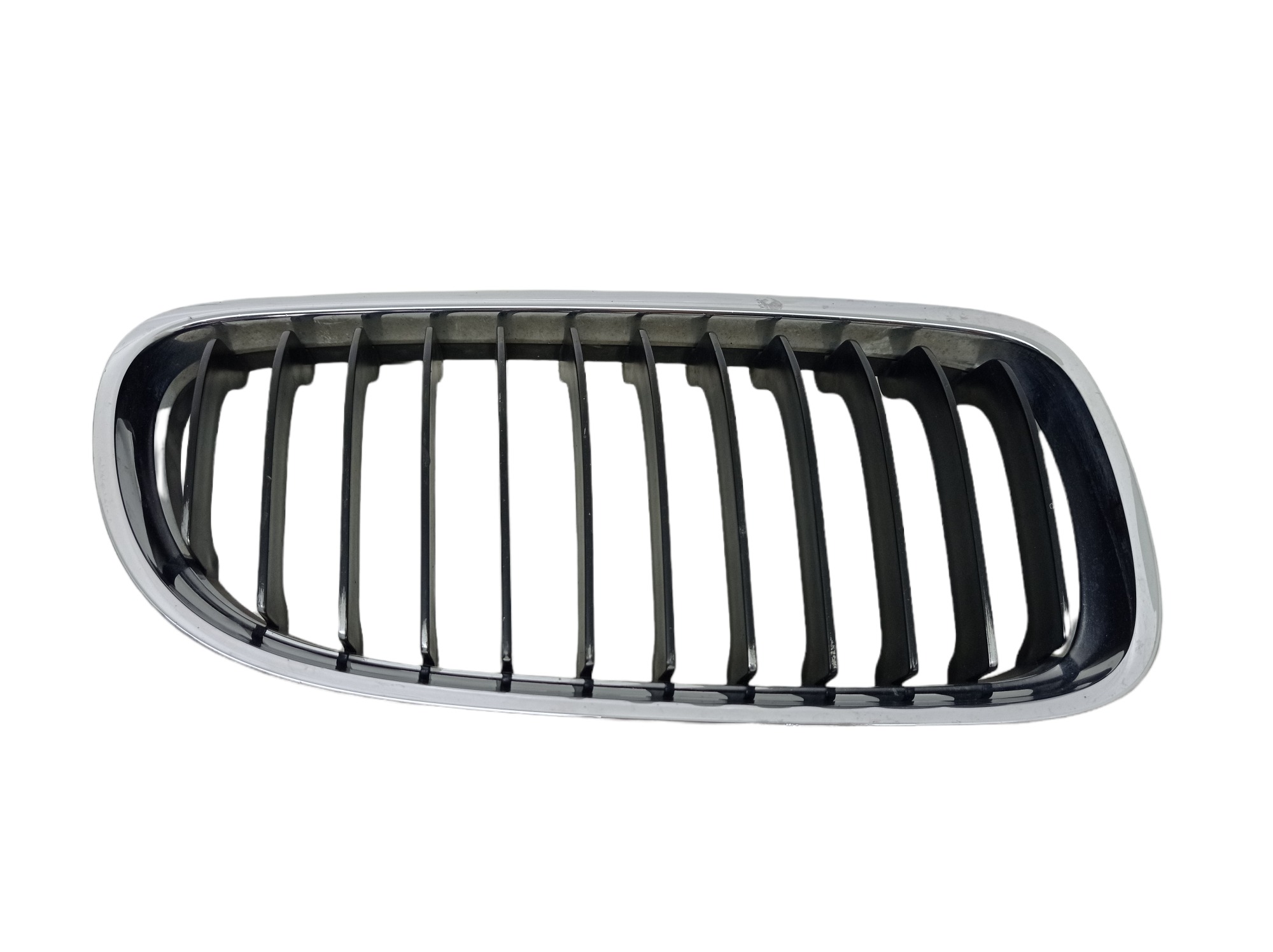 Grade Parachoque Dianteiro Direito Bmw 318i 2012 Preto/cromado Original