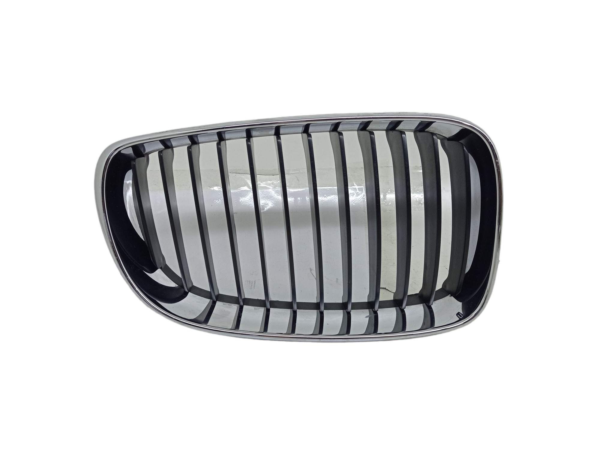 Grade Parachoque Dianteiro Direita Bmw 120i 2009  Preto E Cromado Original