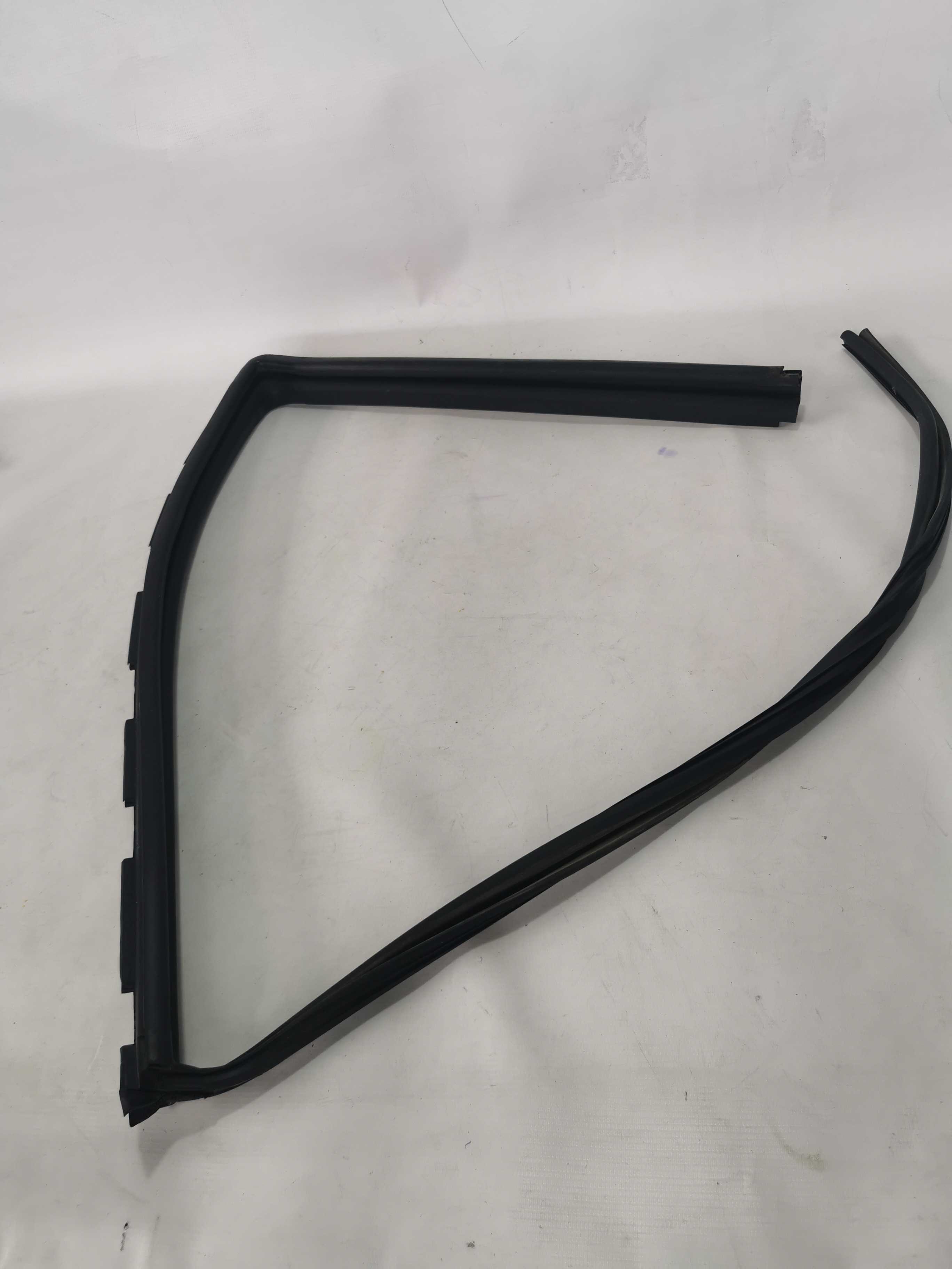 Borracha Do Vidro Traseiro Direito Nissan Versa 2019 2