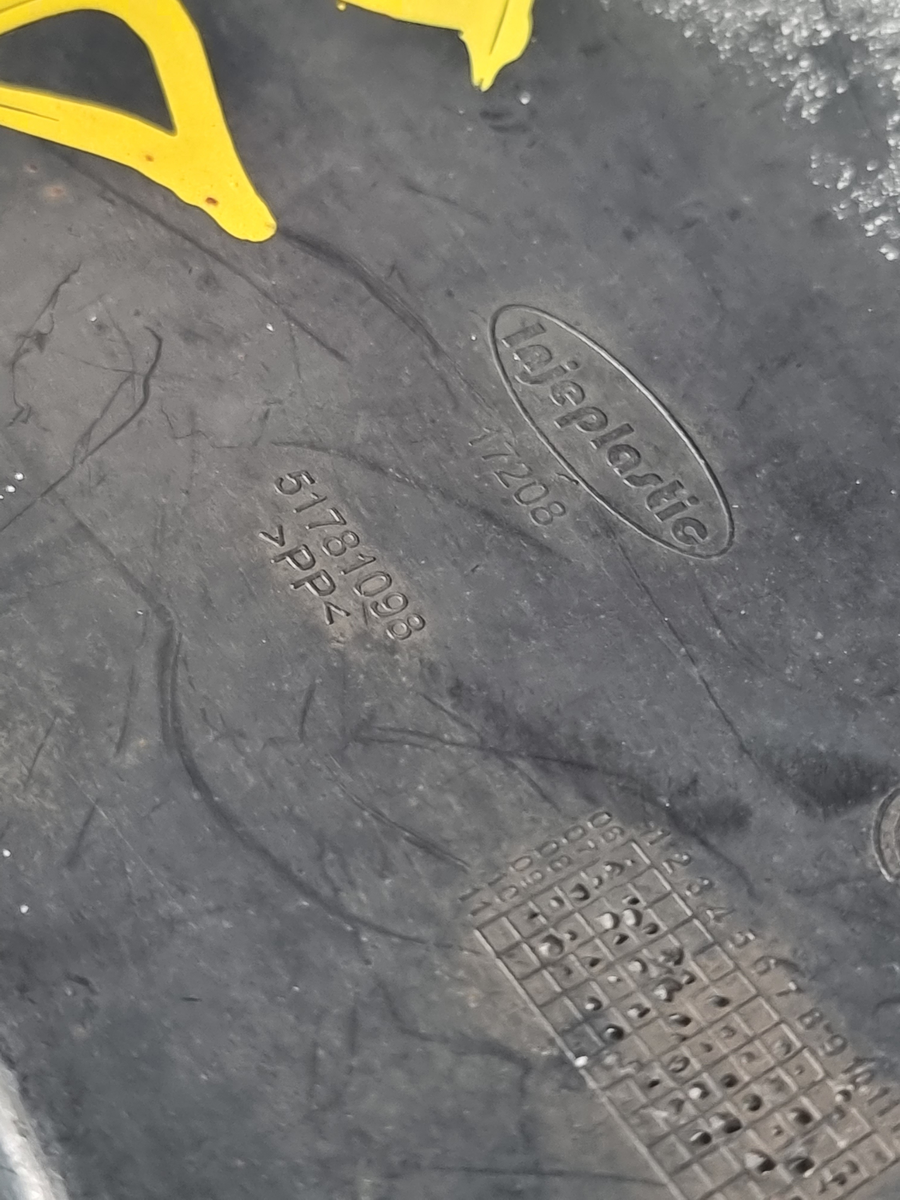 Para-barro Traseiro Direito Fiat Uno 2001 51781098 3