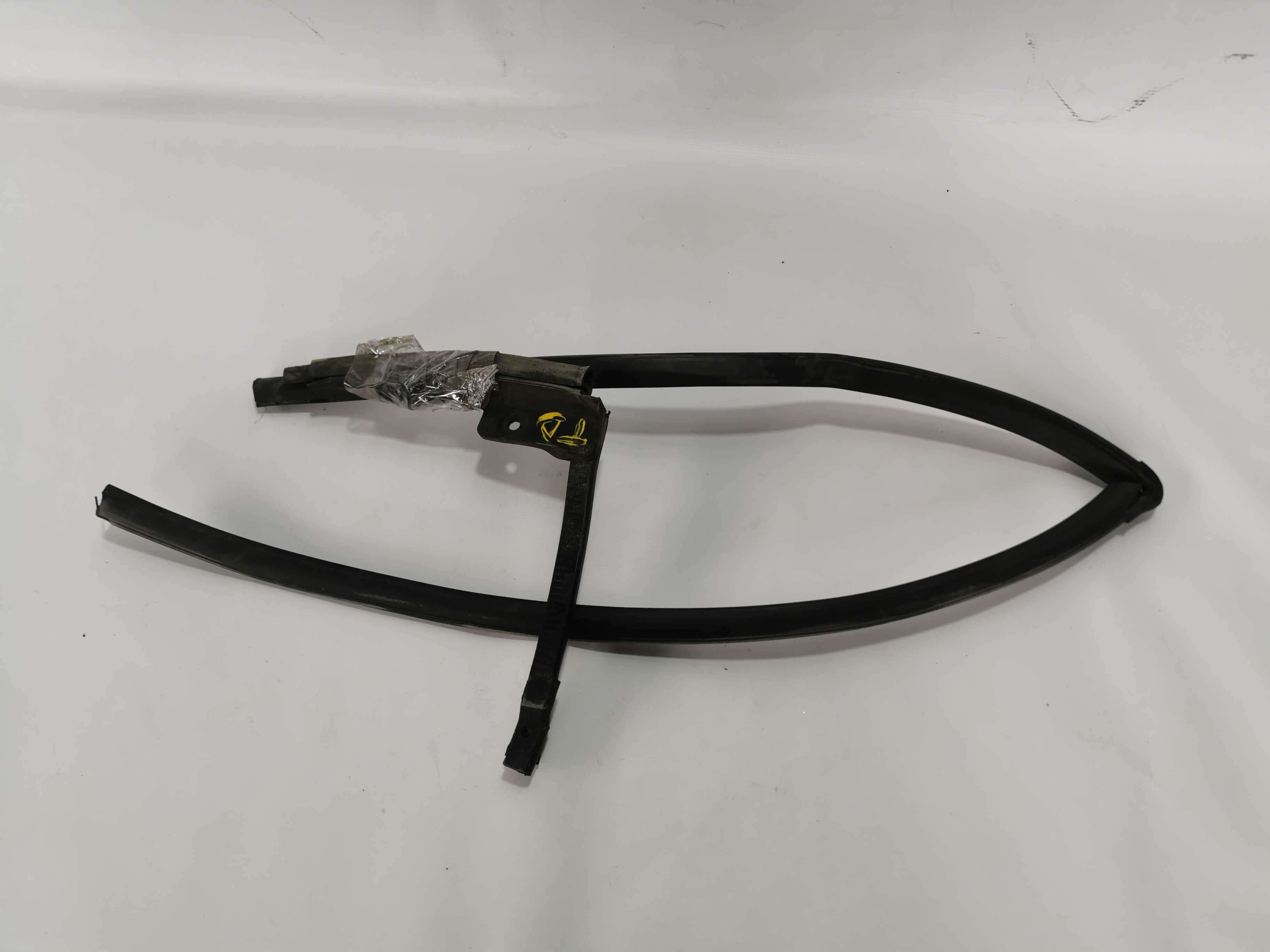 Borracha Do Vidro Traseiro Direito Citroen C3 Picasso 1