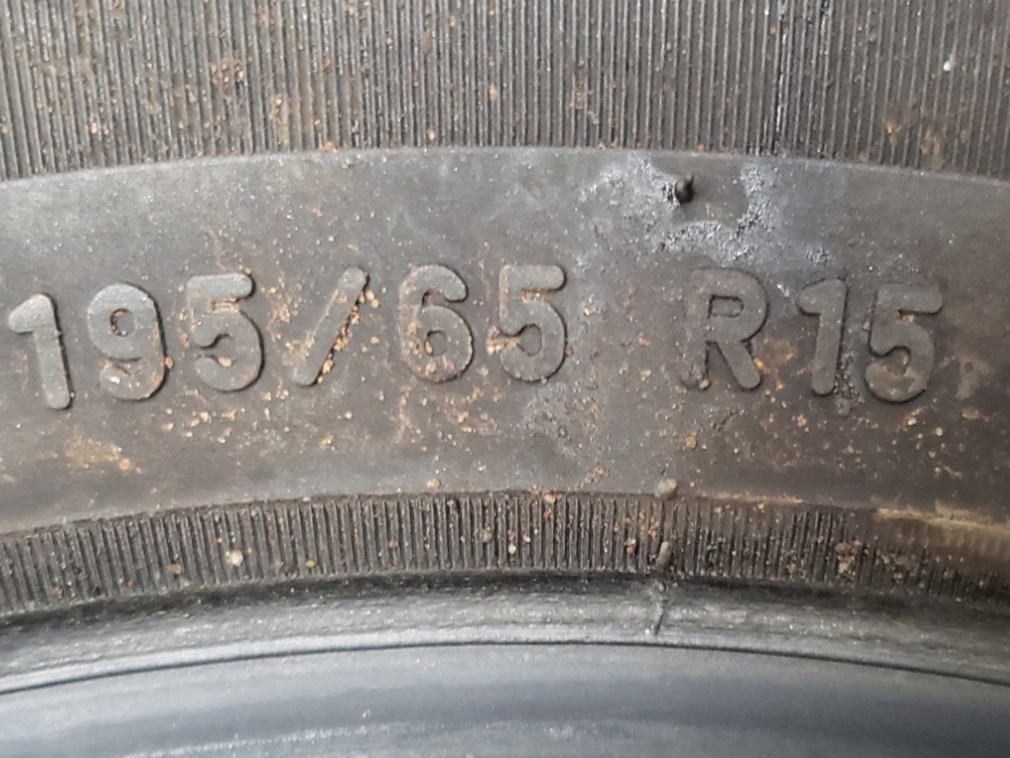 Pneu Usado 195 65 R15 Pirelli  A1 2