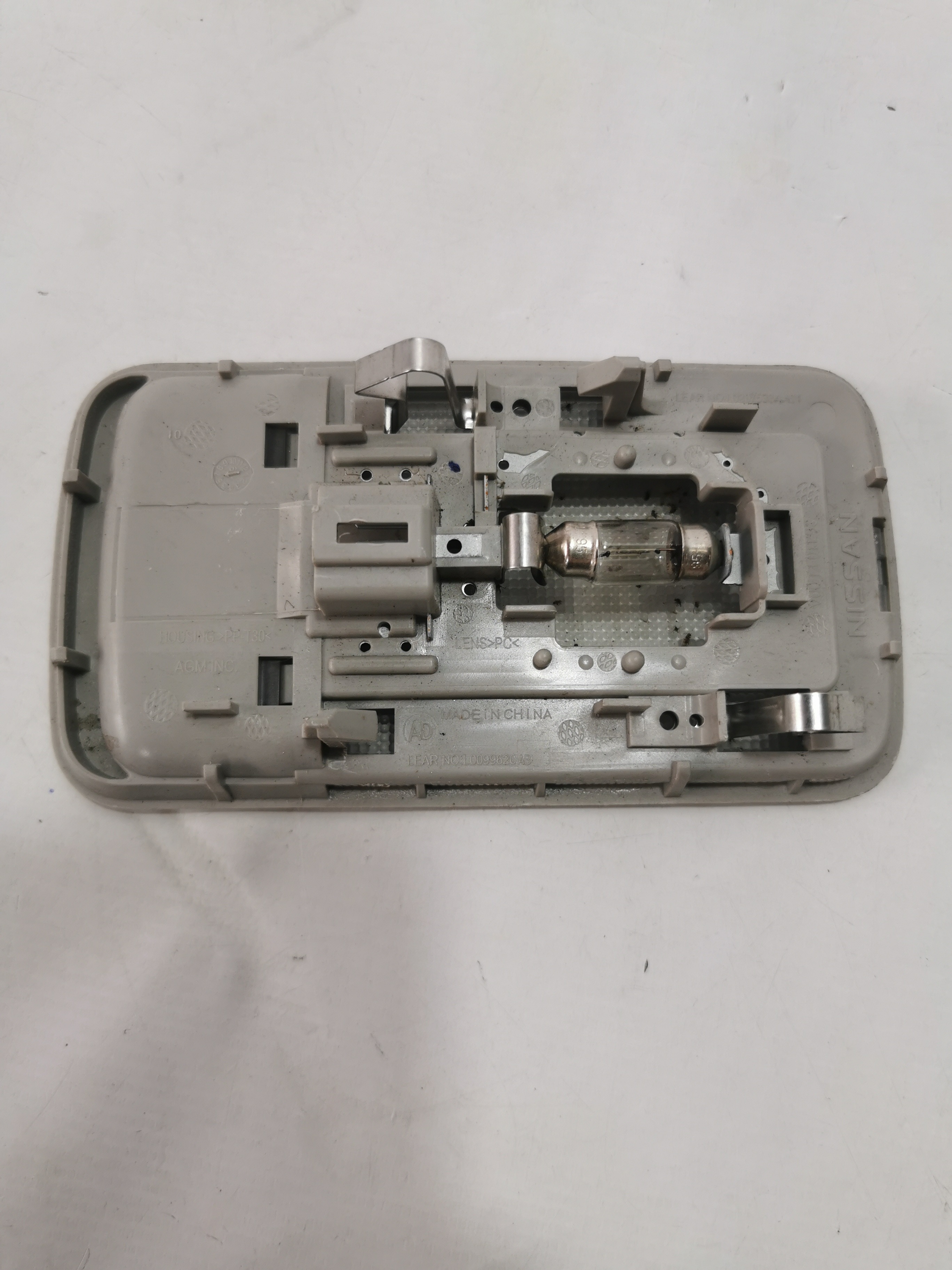 Luz De Cortesia Nissan Versa 2019 26410e100a 2