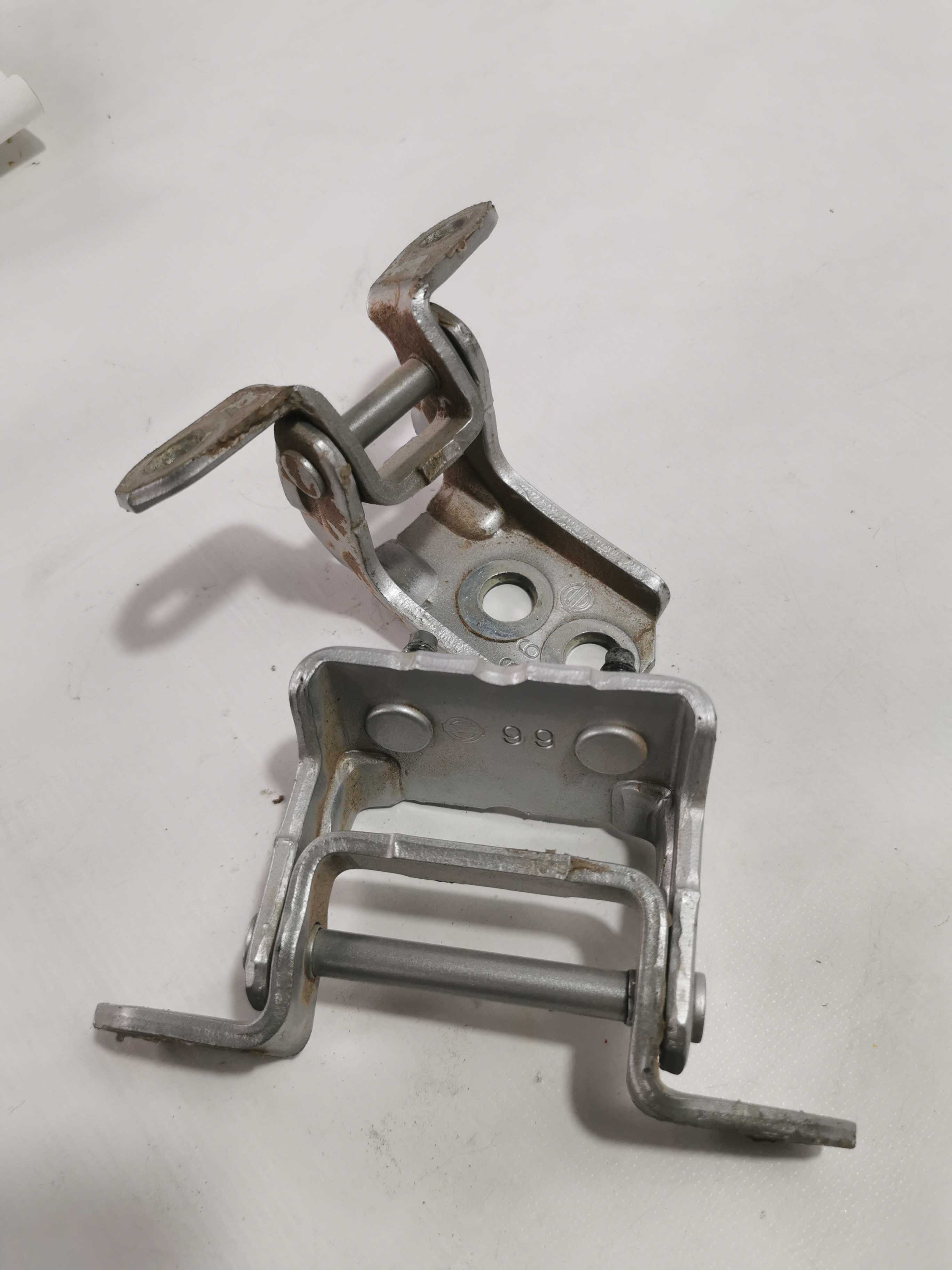 Dobradiça Porta Traseira Esquerda Nissan Versa 2019/2020 3