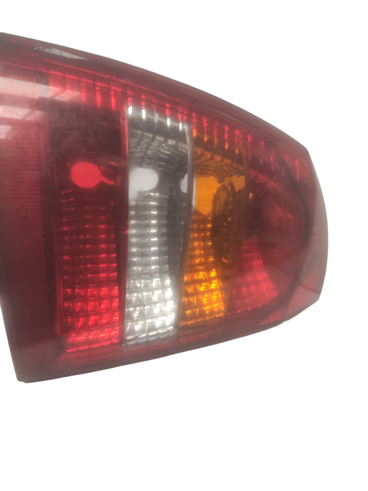 Lanterna esquerda GM Astra 2000 com detalhe 1