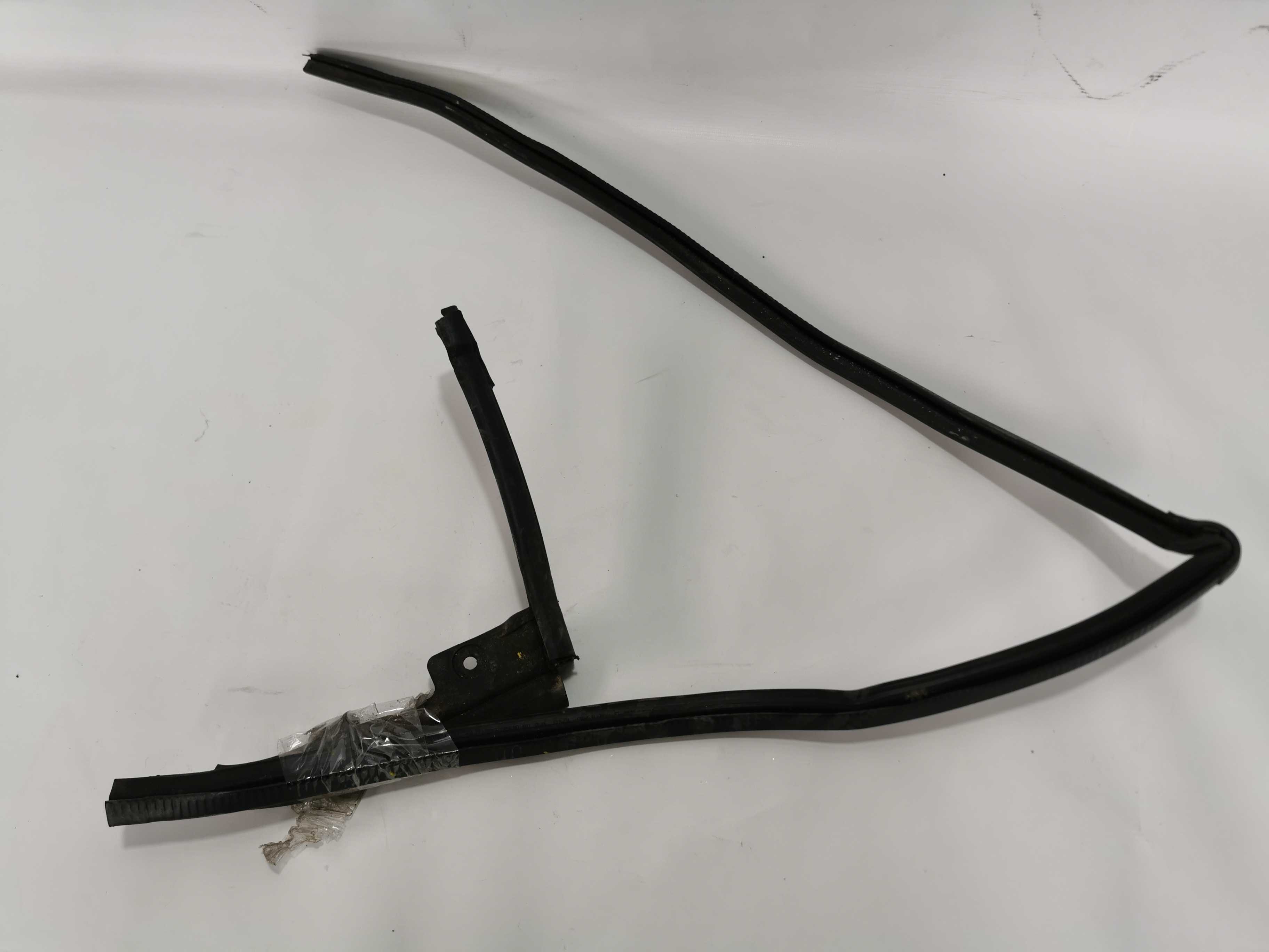 Borracha Do Vidro Traseiro Direito Citroen C3 Picasso 2