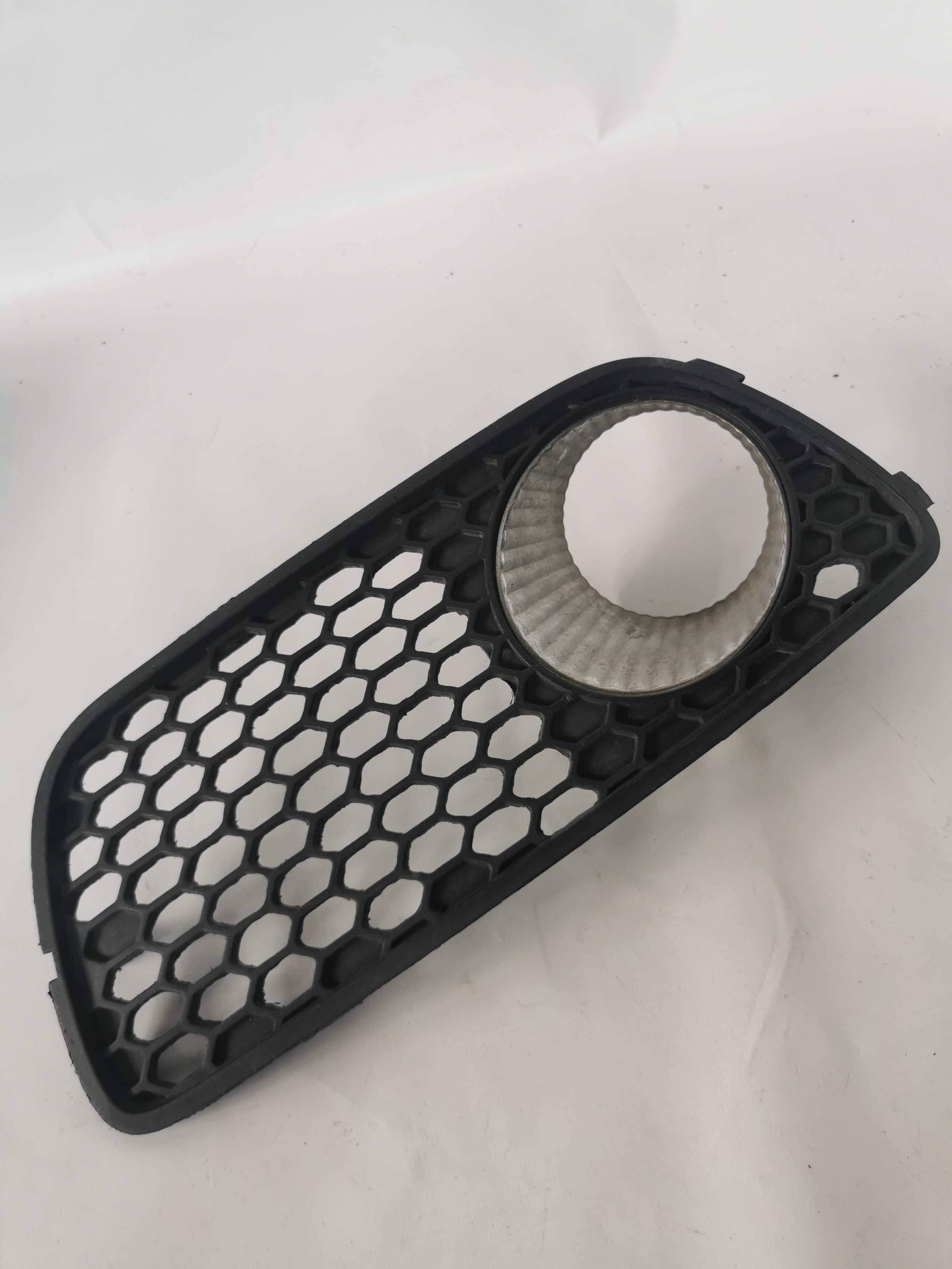 Grade Farol De Milha Direito 51715994 Siena Fire Preto Direito 2