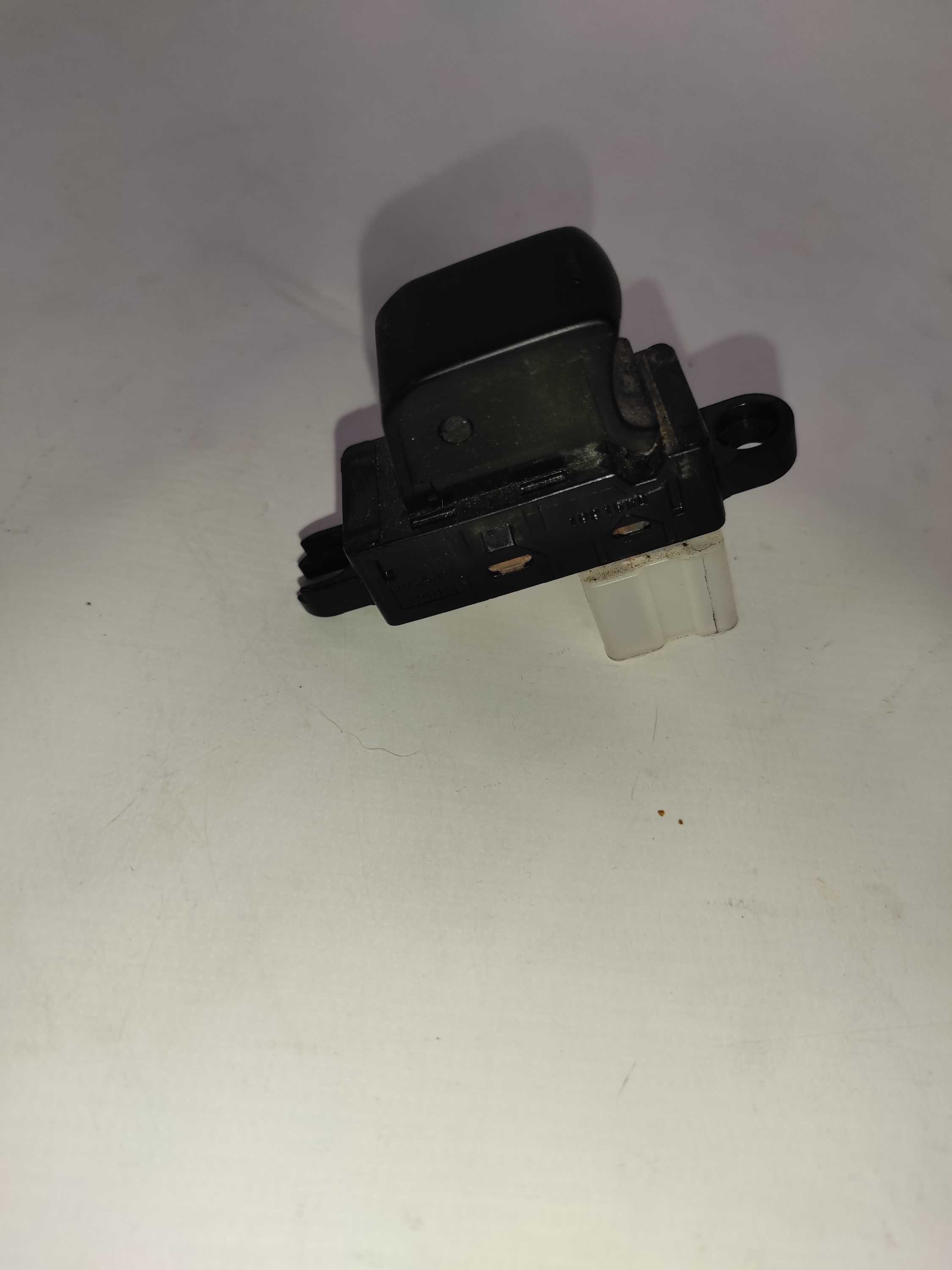 Botão Do Vidro Dianteiro Esquerdo Nissan Versa 2019 2