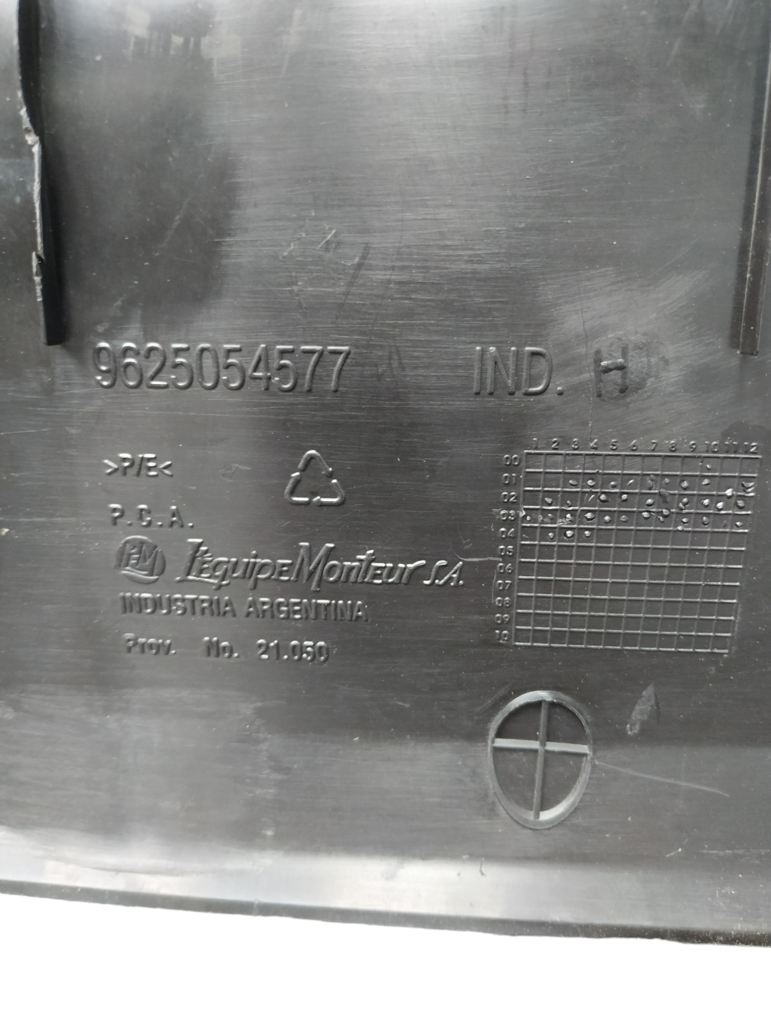 Moldura Tampa Traseira Peugeot 206 2004 3
