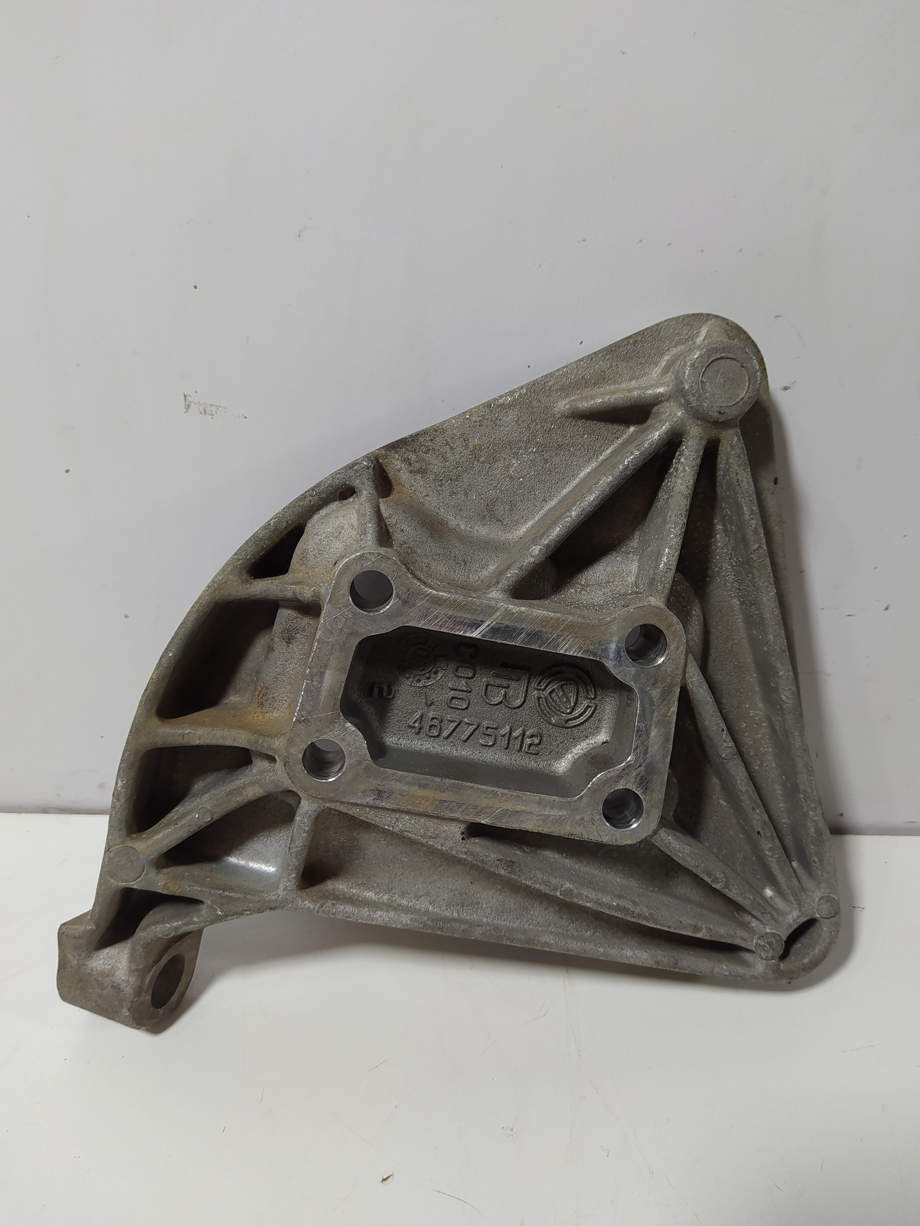 Suporte Compressor De Ar Fiat Linea Original 46775112
