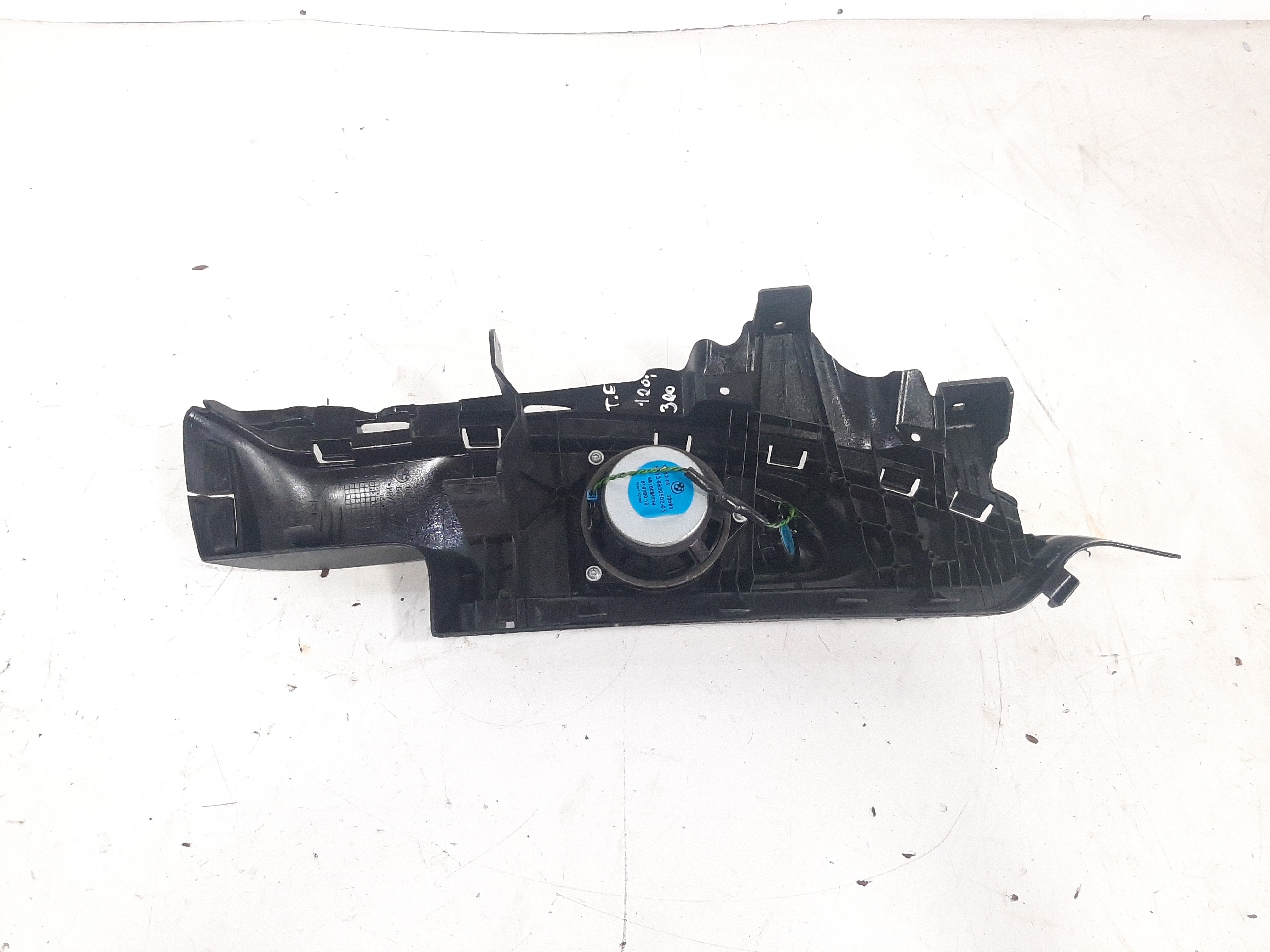 Suporte Esquerdo Bagagito Porta Malas Bmw 120i 2006 A 2012 2