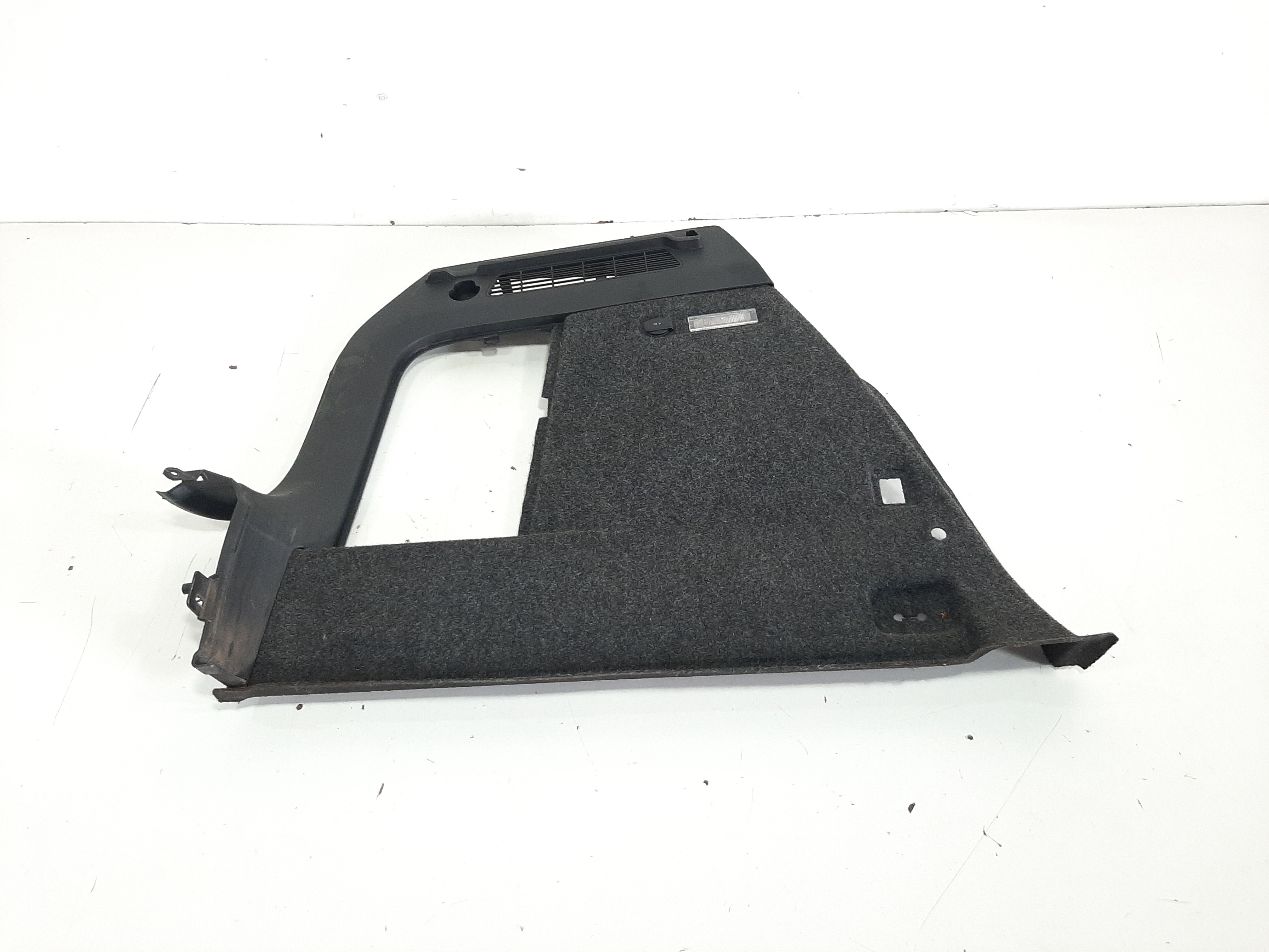 Acabamento Lateral Esquerdo Portamalas Vw Tiguan 2012 A 2017 2