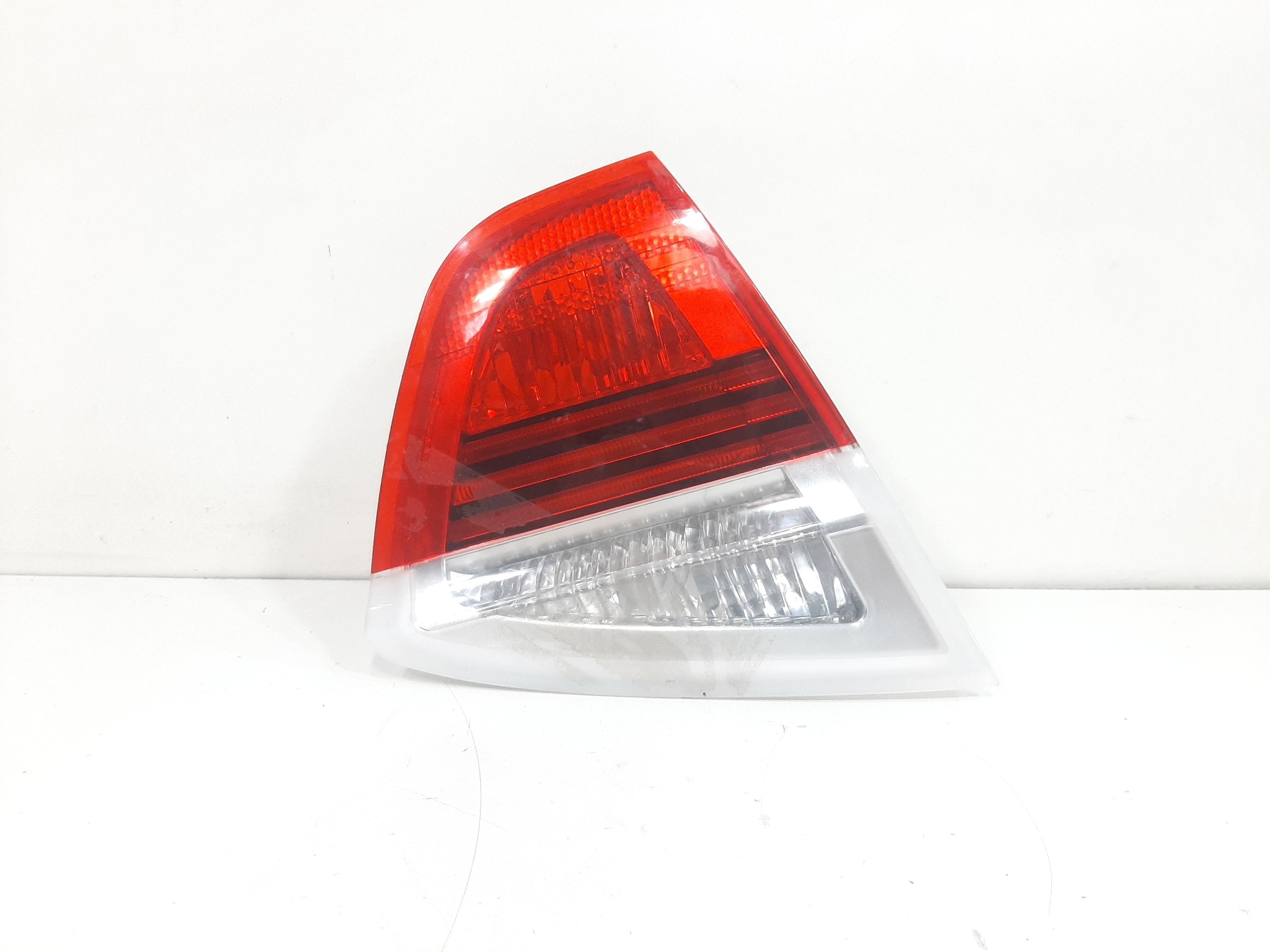 Lanterna Tampa Traseira Esquerda Bmw 320i E90 2006 A 2012 2