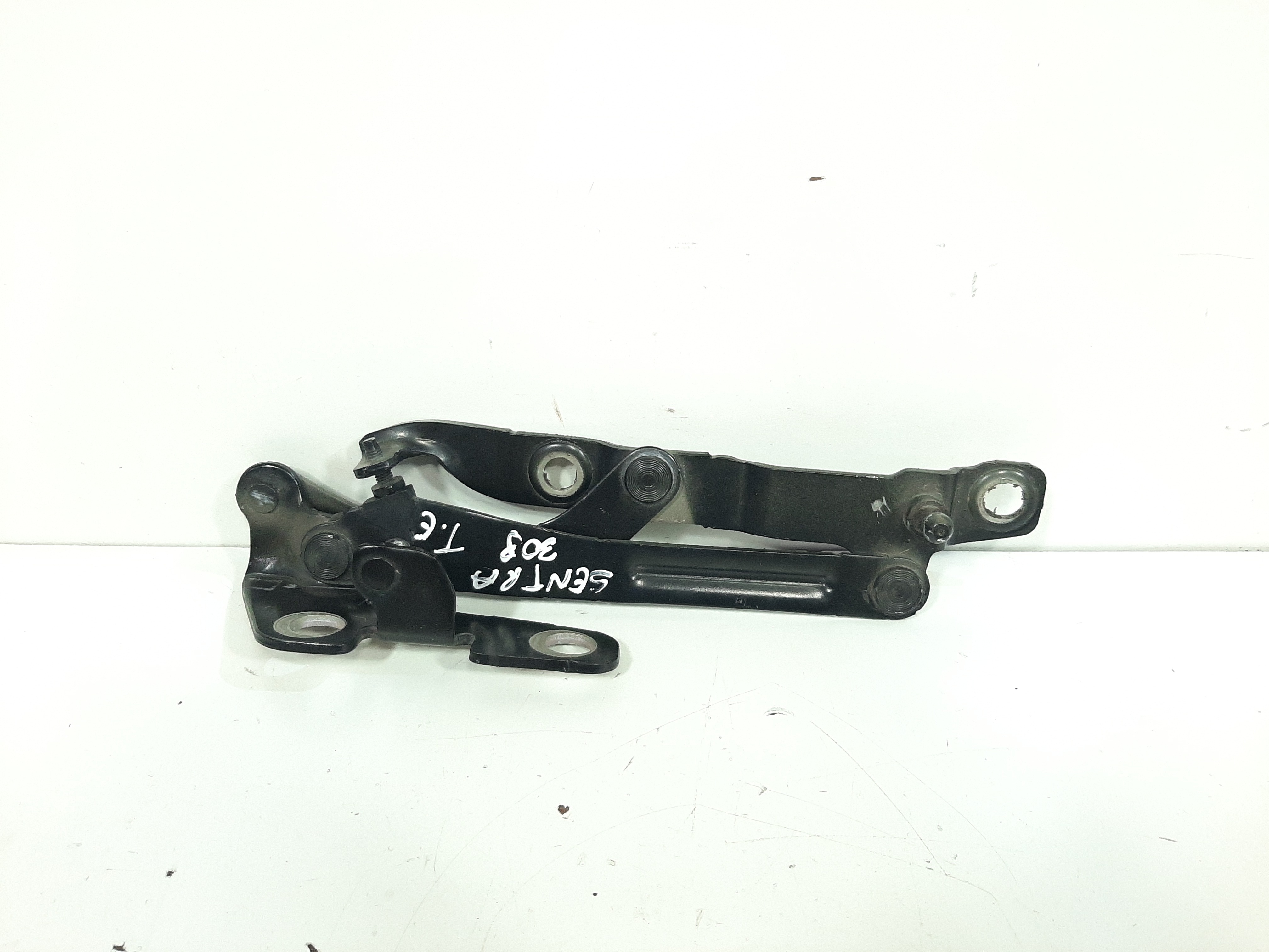 Dobradiça Esquerda Porta Malas Nissan Sentra 2008 A 2013 4